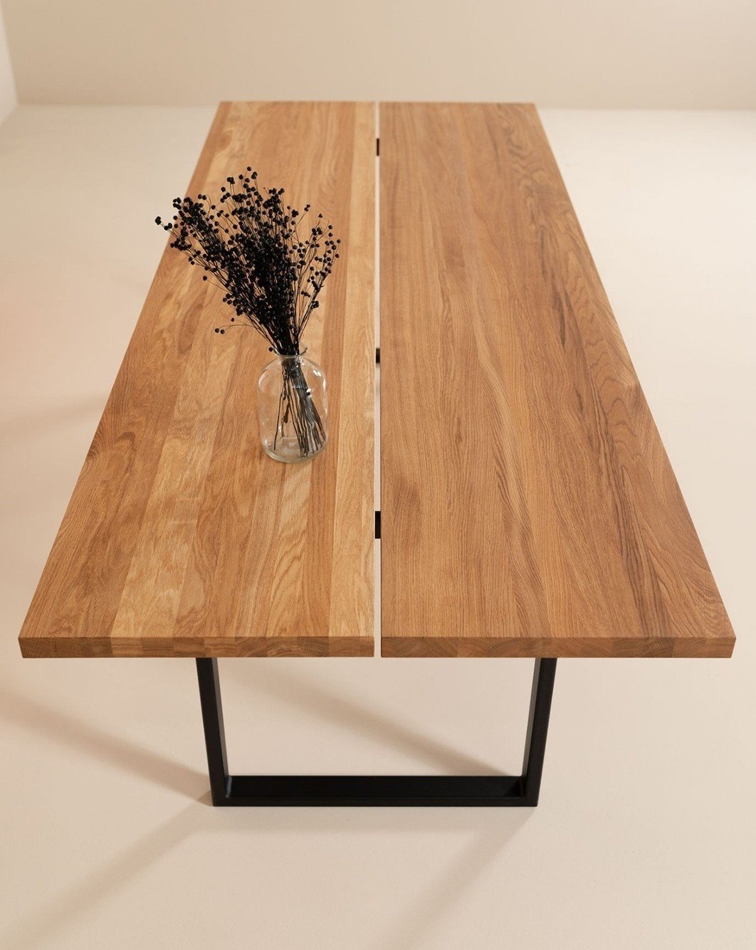 Esstisch Levin
Der Esstisch mit einer Tischplatte aus zwei massiven Eichenholzdielen in Kombination mit einem robusten Kufen-Untergestell aus pulverbeschichtetem Stahl.
Auf unserer Website finden sich verschiedene Gr&ouml;&szlig;enkombinationen und a