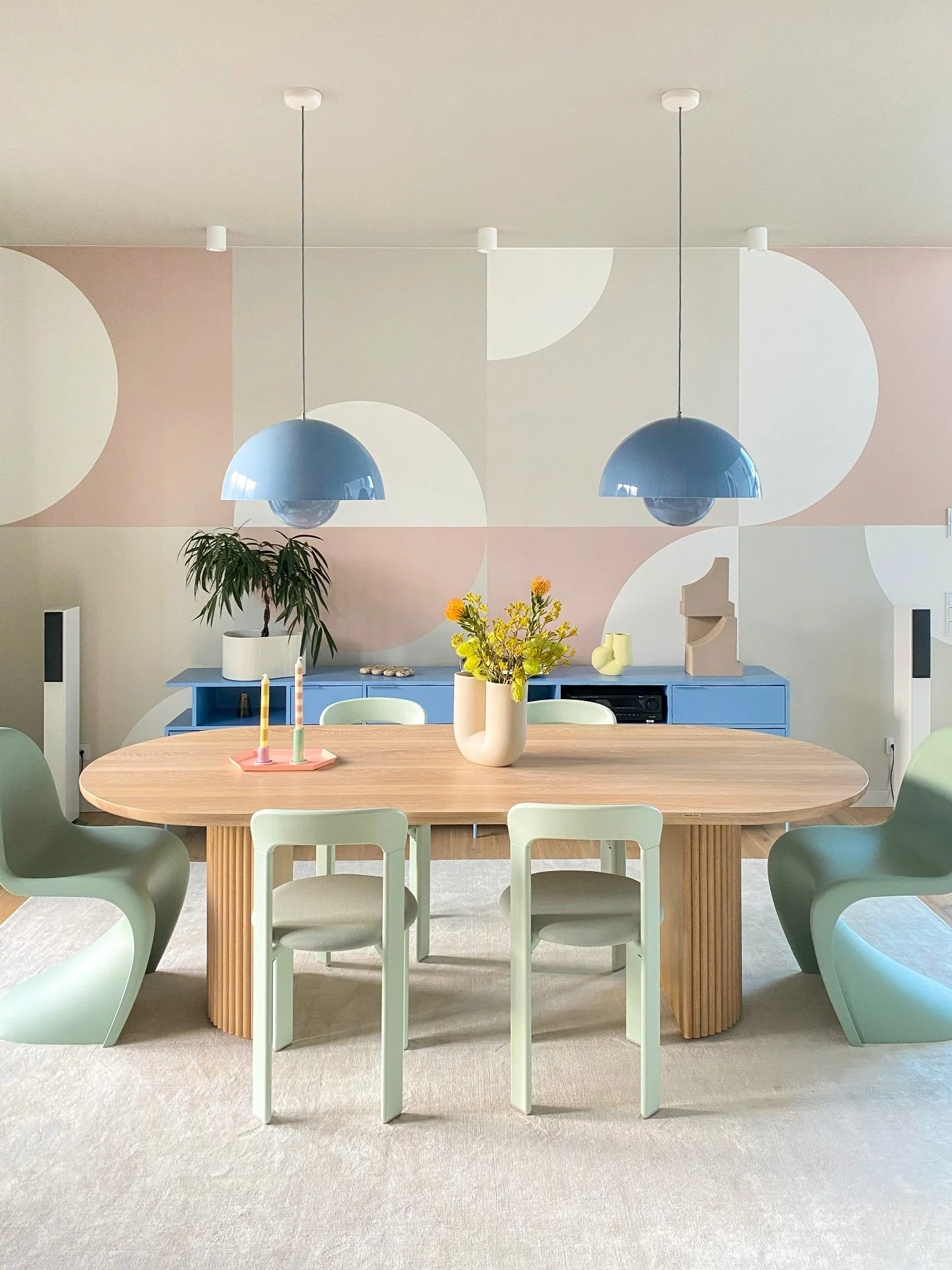 Esstisch Arto. 
Unsere eigenen Entw&uuml;rfe nach der Fertigung bei den Kunden im finalen Setting zu sehen, befl&uuml;gelt einfach. 
Es ist toll, dass unsere Ideen und Handwerksleistungen angenommen und gesch&auml;tzt werden.