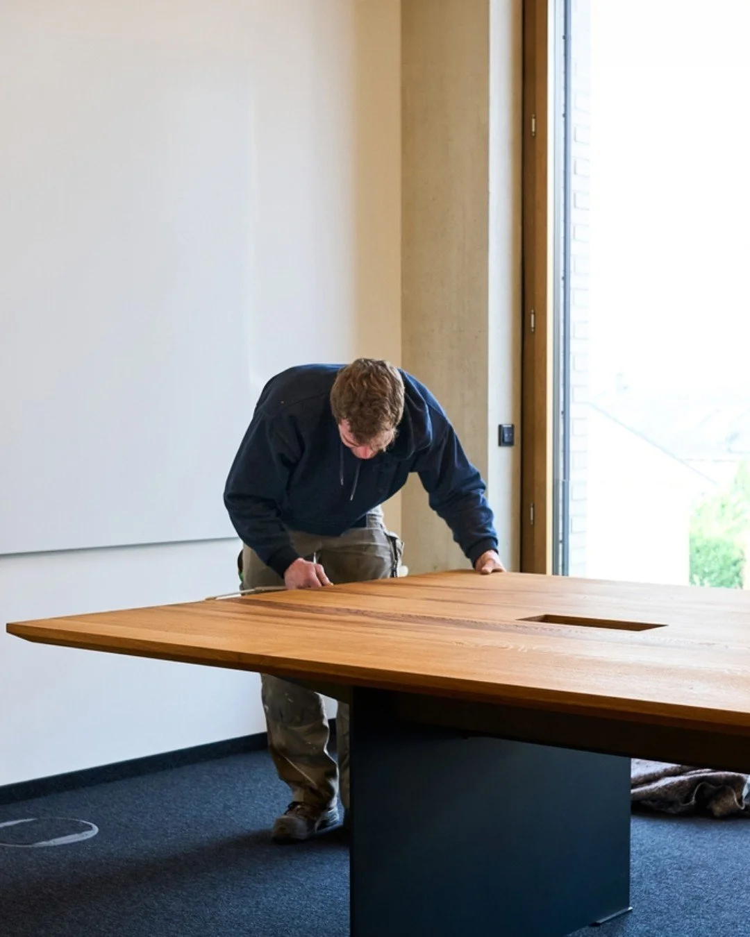 Falls der Konferenztisch nicht durch das Treppenhaus passt, hilft nur ein Kran. 
Bei diesem massiven Eichenholztisch, war das die beste L&ouml;sung, um die Platte in einem St&uuml;ck zu montieren.
F&uuml;r individuelle M&ouml;bel in schwindelerregend