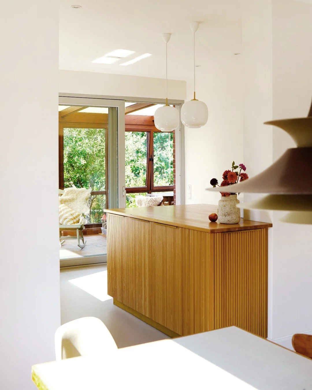 K&uuml;cheninsel und Arbeitsfl&auml;che aus massiver Eiche | Schrankfronten in Perlwei&szlig; lackiert | kleine Messingdetails