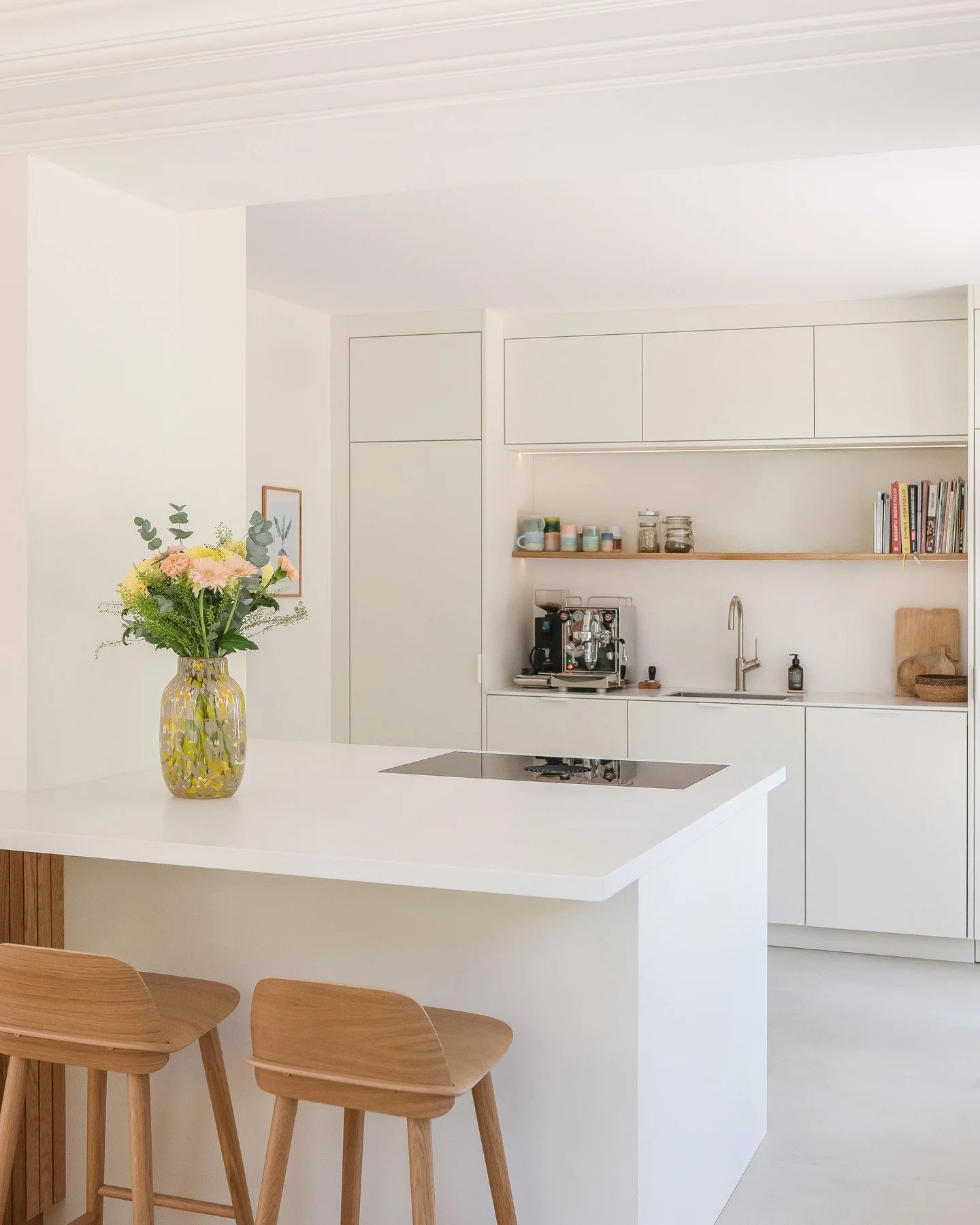 Schlichte K&uuml;che - Wei&szlig; mit Eiche und Corian - Bielefeld