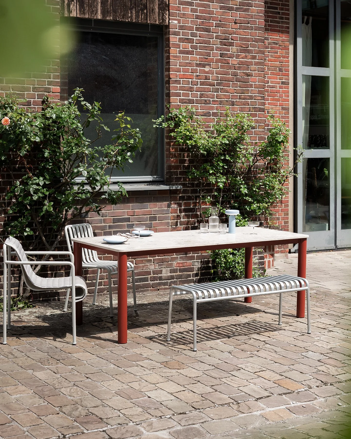 Meo &ndash; ein Gartentisch mit abgerundeten Ecken, der robust ist und richtig elegant und zeitlos wirkt. Ob mit Naturstein- oder Massivholzplatte, dazu verschiedene Gestellfarben &ndash; such dir einfach deine Lieblingskombi aus. Bestell ihn online 