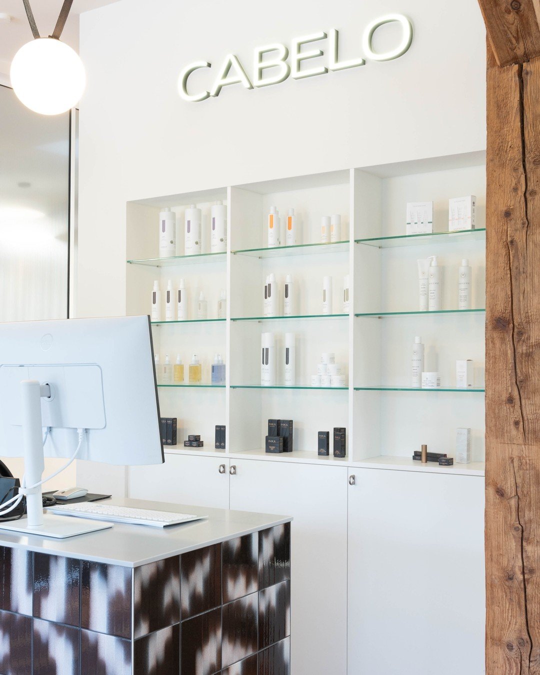 Cabelo Detailbilder - helle Schrankelemente und Fliesen als Blickfang - Glastrennwand und dunkle Holzoberfl&auml;che - warme Wandfarben und gro&szlig;e Spiegelfl&auml;chen