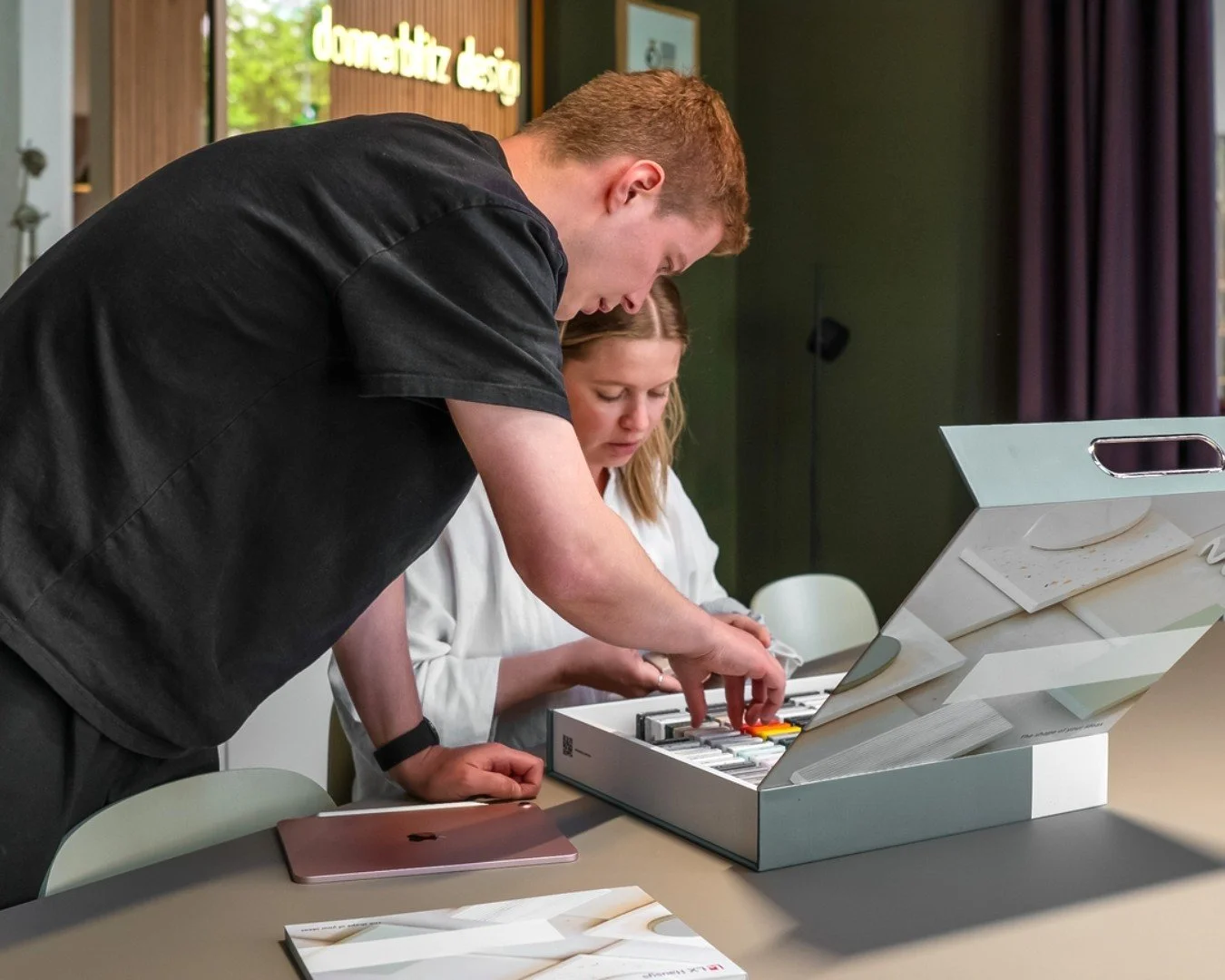 Ob K&uuml;che, Gastronomie, Privathaus, Store, Praxis oder ein individueller Tisch &ndash; wir haben eine gro&szlig;e Auswahl an Materialmustern in unserem Studio und beraten dich gerne pers&ouml;nlich bei deinem Projekt.