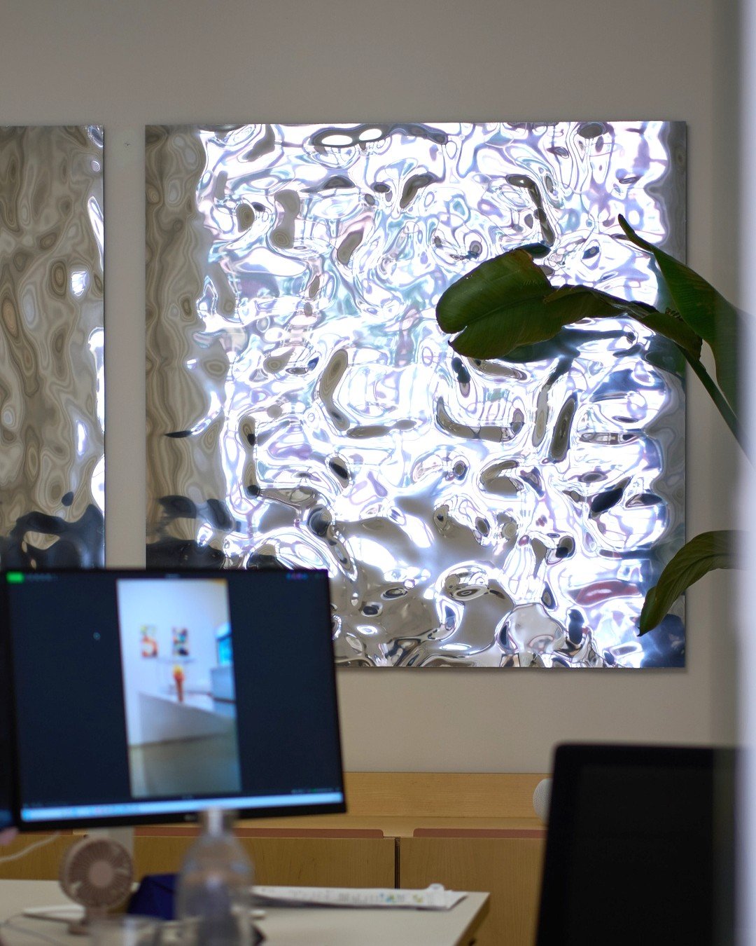 Wubbel Wubbel - strukturierte Paneele mit metallischer Oberfl&auml;che erzeugen eine lebendige Optik. In Kombination mit Licht entstehen spannende Reflexionen und eine besondere Tiefenwirkung.
Wir verbauen diese Paneele in unseren Projekten und sind 