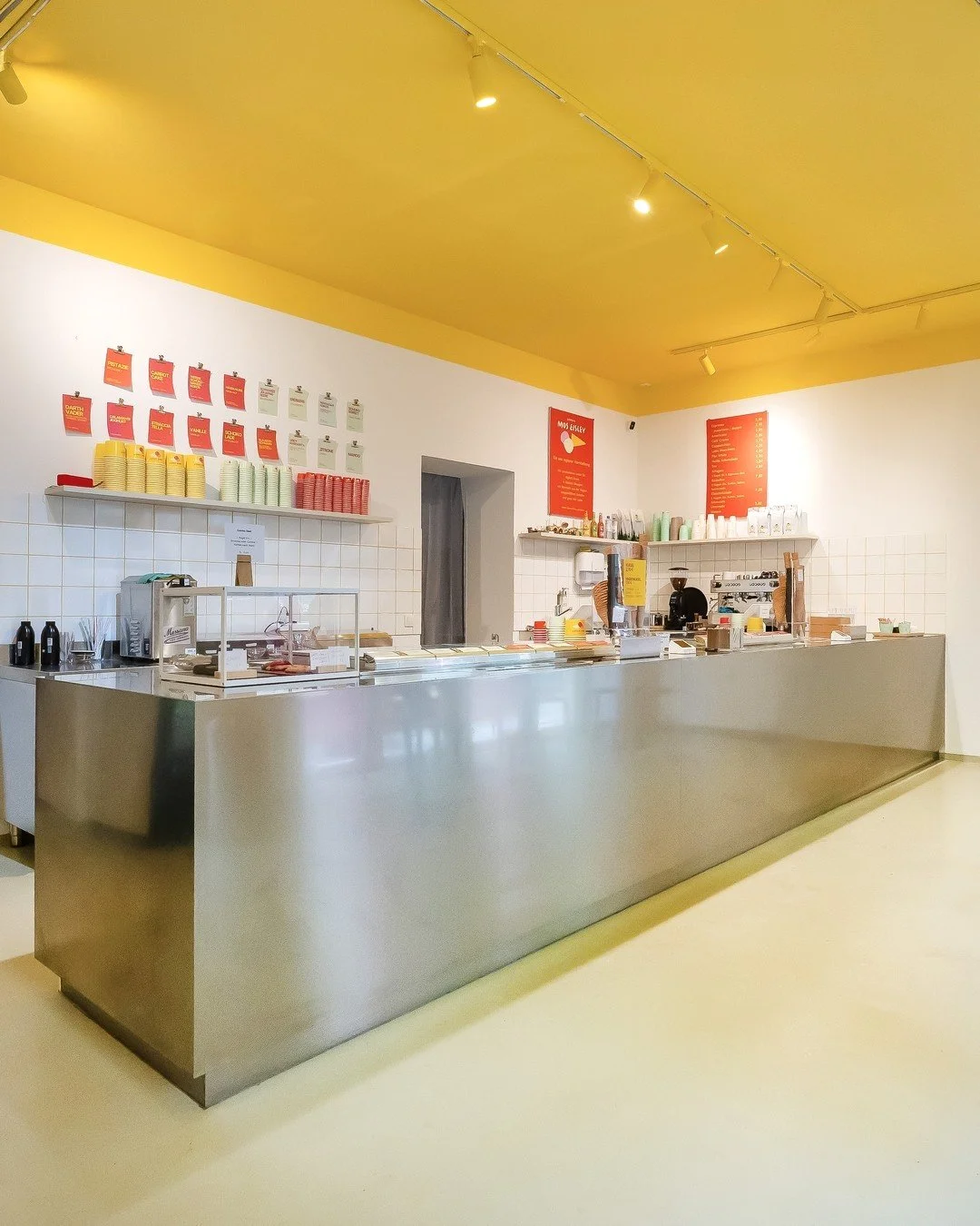 Wir haben vor kurzem die Eisdiele Mos Eisley in Berlin ausgestattet. 🍦
Mit einer 5,7 Meter langen Edelstahltheke und einem auff&auml;lligen Farbkonzept ist sie ein echter Hingucker! 
Lasst es euch schmecken 💛❤️
@moseisley_gelateria