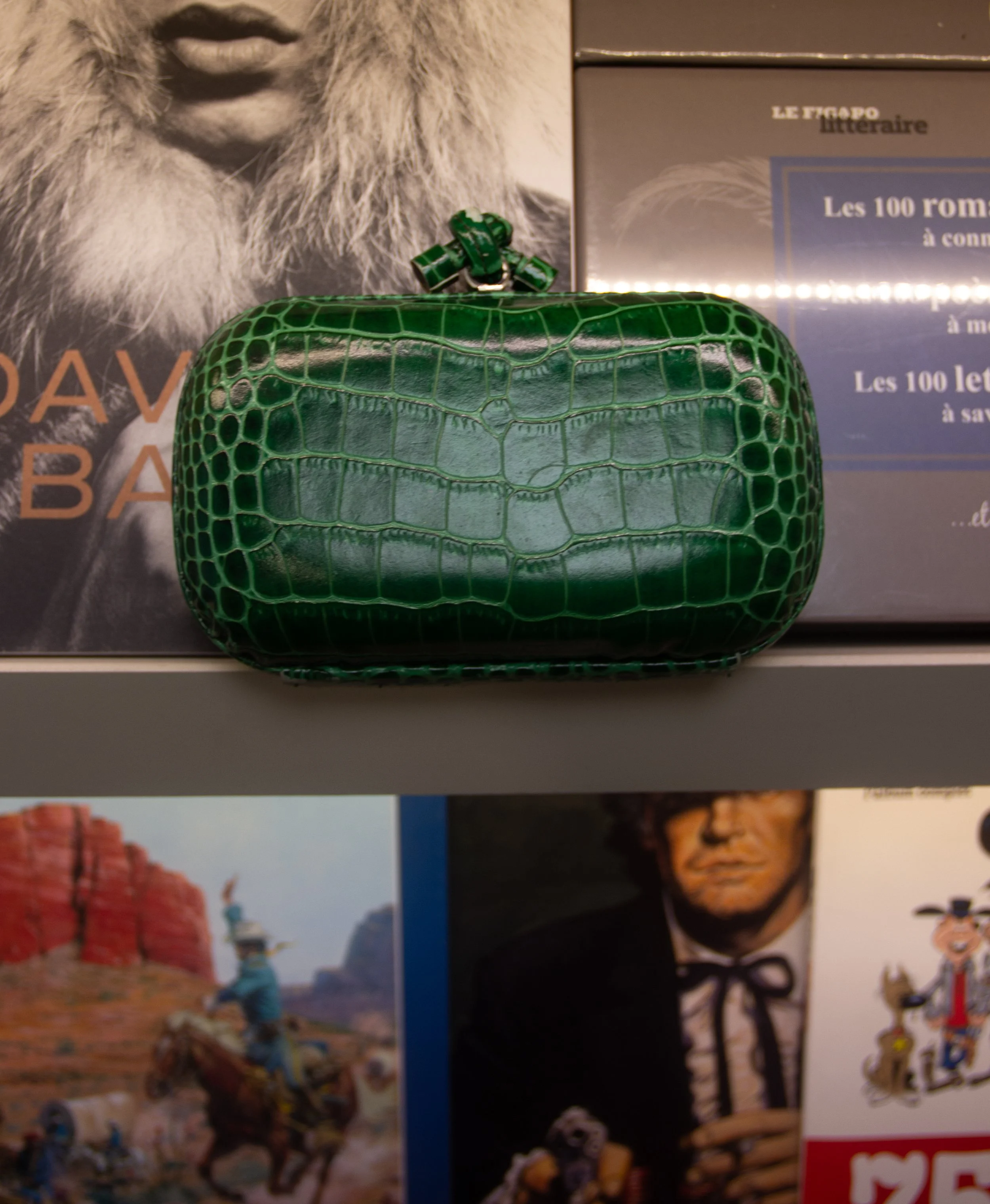 (bottega veneta) clutch vert 1 .jpg