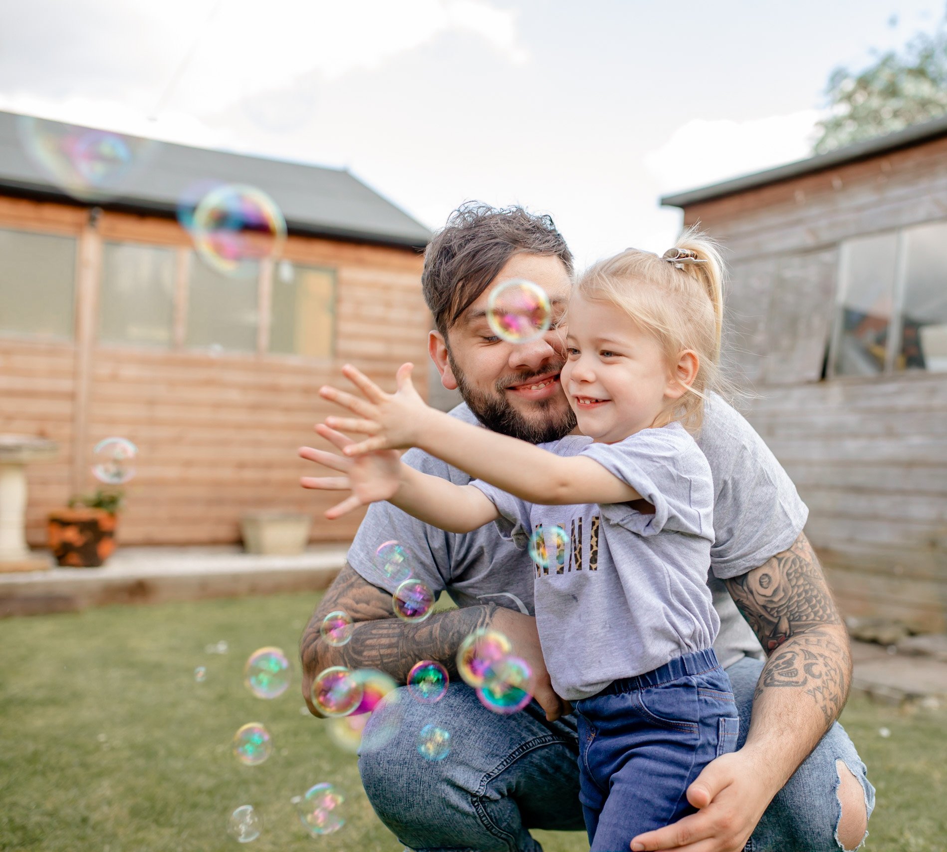 Little ones always love it when the bubbles appear during my family photoshoots! 🫧🫧

 #miltonkeynesphotographer #miltonkeynesmums #outdoorphotoshoot #miltonkeynesphotography #buckinghamshire #buckinghamshiremums #buckinghamshirelife #buckinghamshir