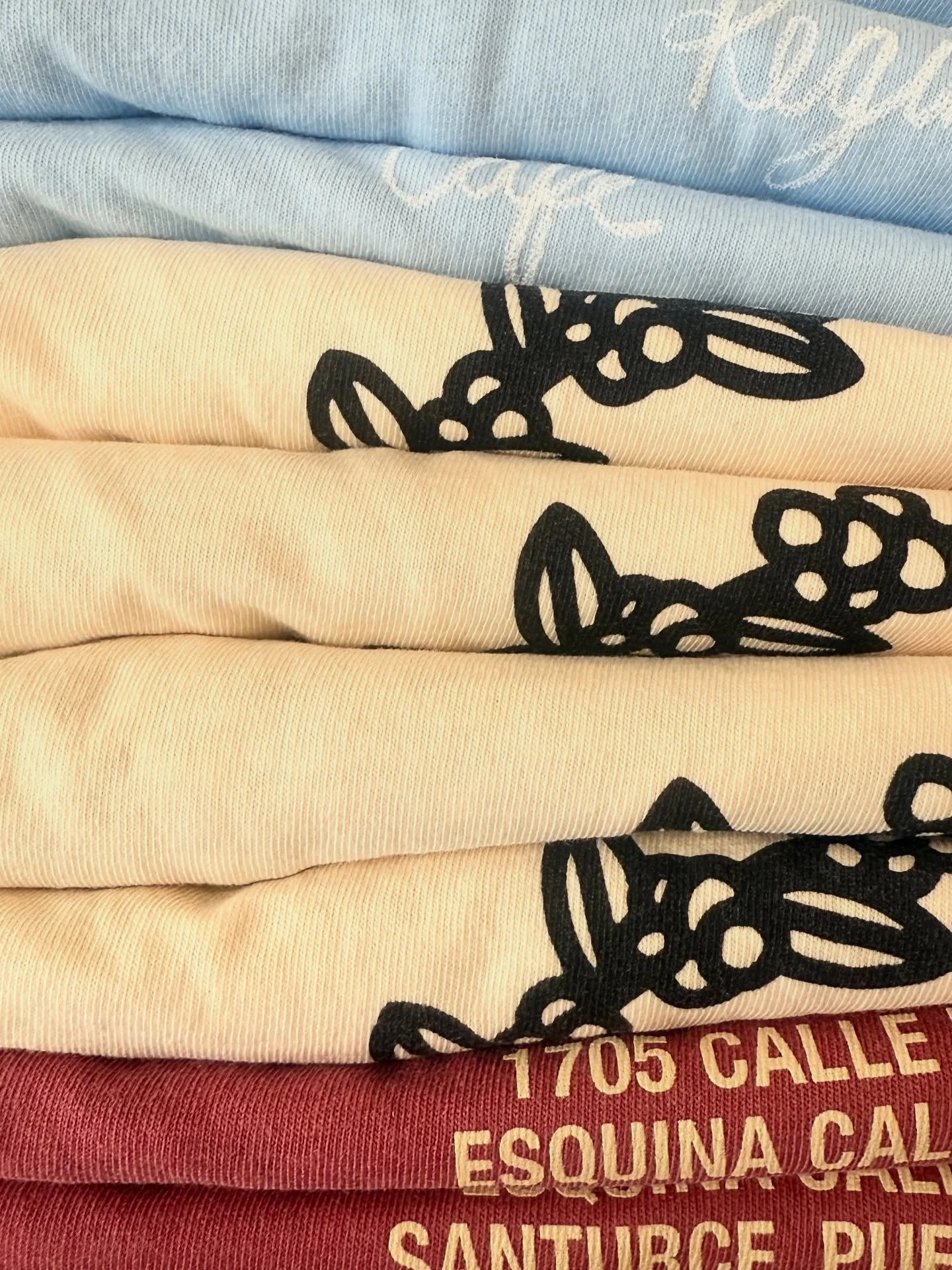 &iexcl;Lleg&oacute; el merch nuevo al caf&eacute;! T-shirts, totes y gorras. ✌🏻