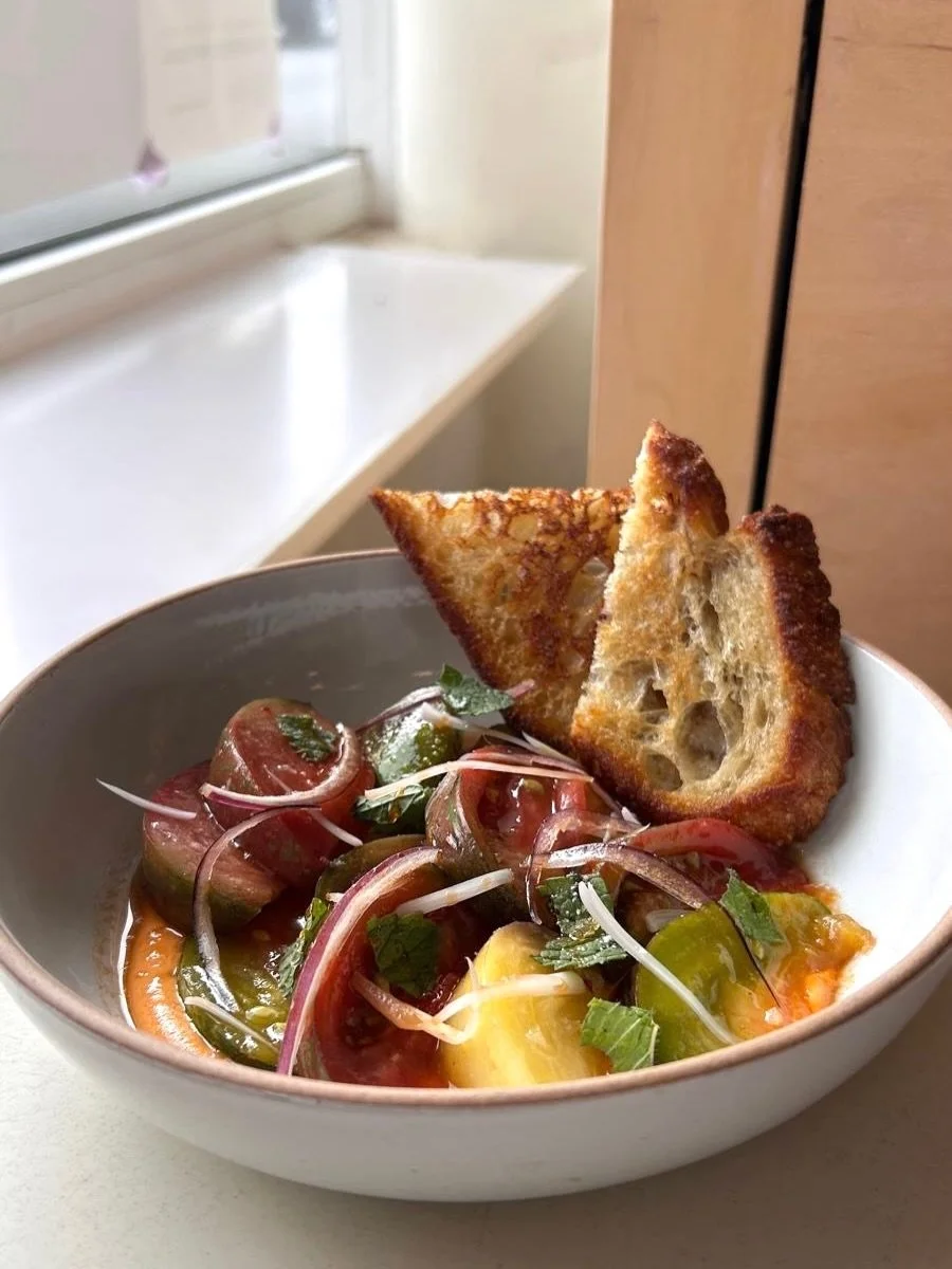 Hoy la cocina est&aacute; ofreciendo una ensalada especial de tomates heirloom de @qualityagriculturefarm con romesco y ramps encurtidos de @hilda_deli que est&aacute; s&uacute;per rica. Pru&eacute;bala antes de que se acabe.