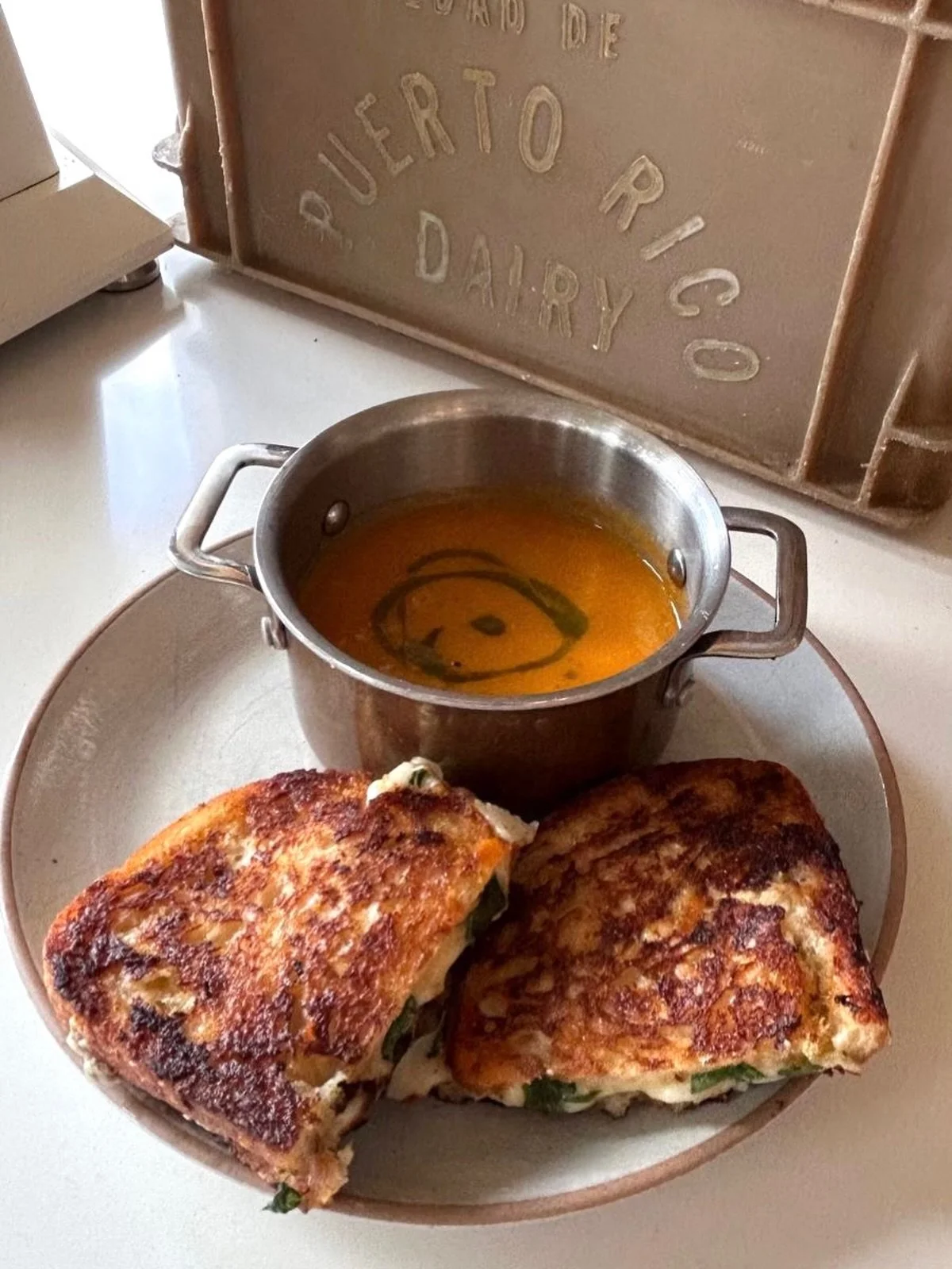 Grilled Cheese con Thai basil y heirloom tomato soup, tu almuerzo de hoy 🍅