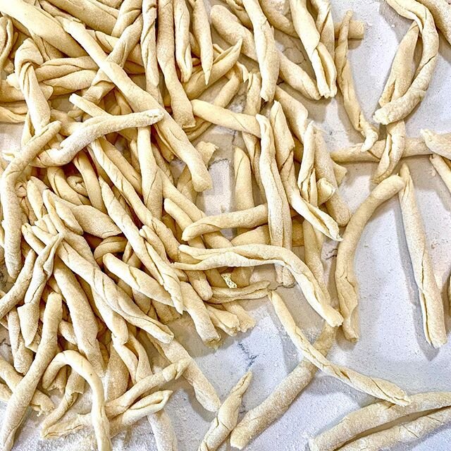 Strozzapreti pasta, made with @bobsredmill semolina flour, is nearly fool-proof and is a fun alternative to more well known shapes. Check out the recipe at needskneaded.com which will be served up this weekend!
&bull;
&bull;
&bull;
&bull;
#strozzapre