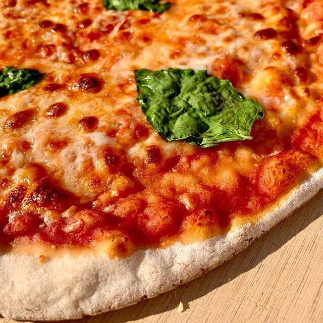 Eat pizza often. Fresh basil from @mcclendonsselect found at the @uptownmarketaz &bull;
&bull;
&bull;
&bull;
#sourdoughstarterdiscard #homemadepizza #kamadojoe #kamadojoenation #basil #mozzarella #tomatosauce #eatpizza #instafood #homecooking