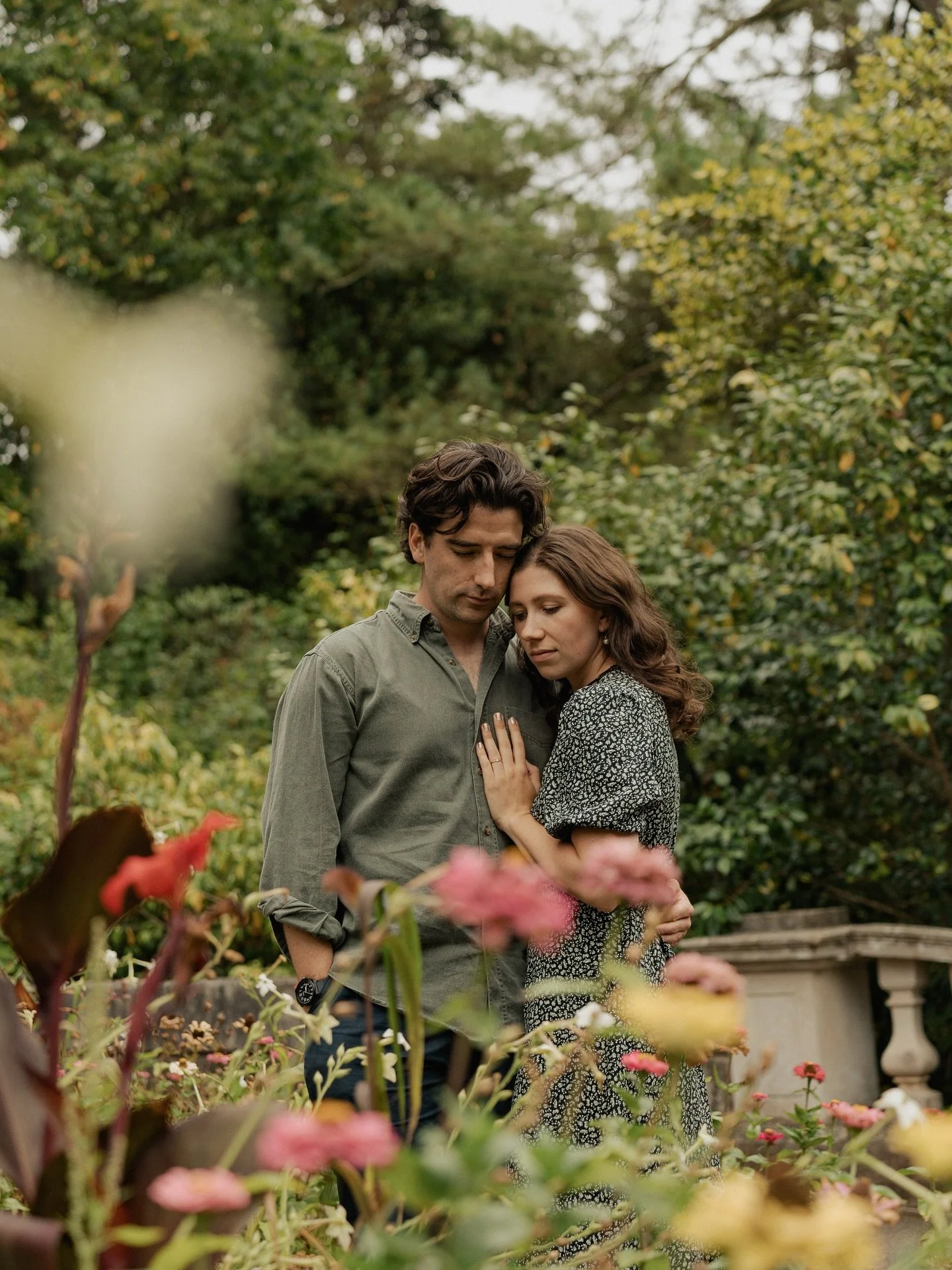 Eleanor + Ryan 🍃

These guys jumped on a train from London to meet me in Exeter on a cloudy day back in August, for their engagement shoot. I had such a lovely time getting to know these guys as we wandered around the university gardens! I also had 