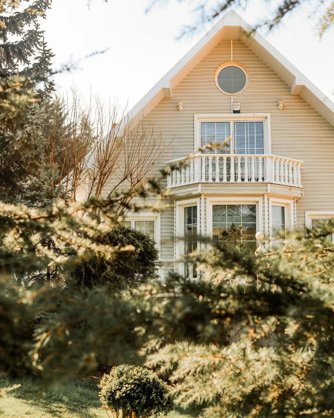 🌟 Finding your dream home is about more than just a house—it’s about finding a place that feels right. Could you imagine yourself in a place like this? 🍂✨