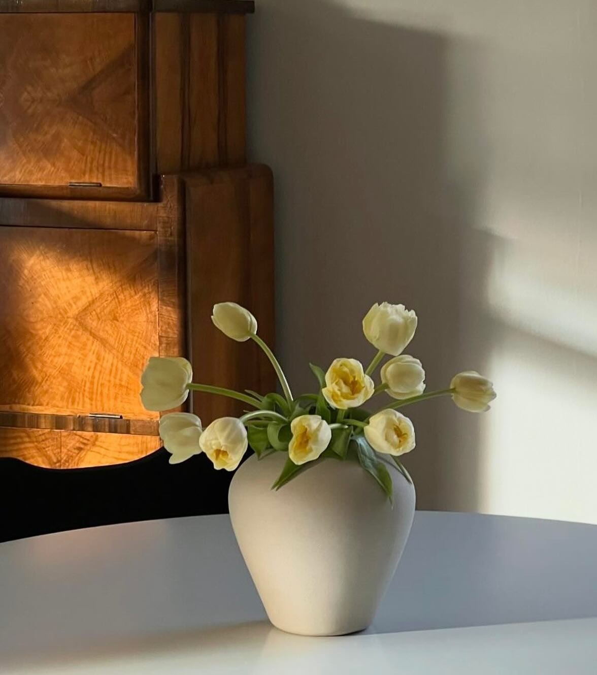 May flowers by @jessica_manning 🤎 

US made handmade ceramic vase 

#SISTAINapproved #SISTAIN #handmadeceramics #handmadevase #sustainableliving