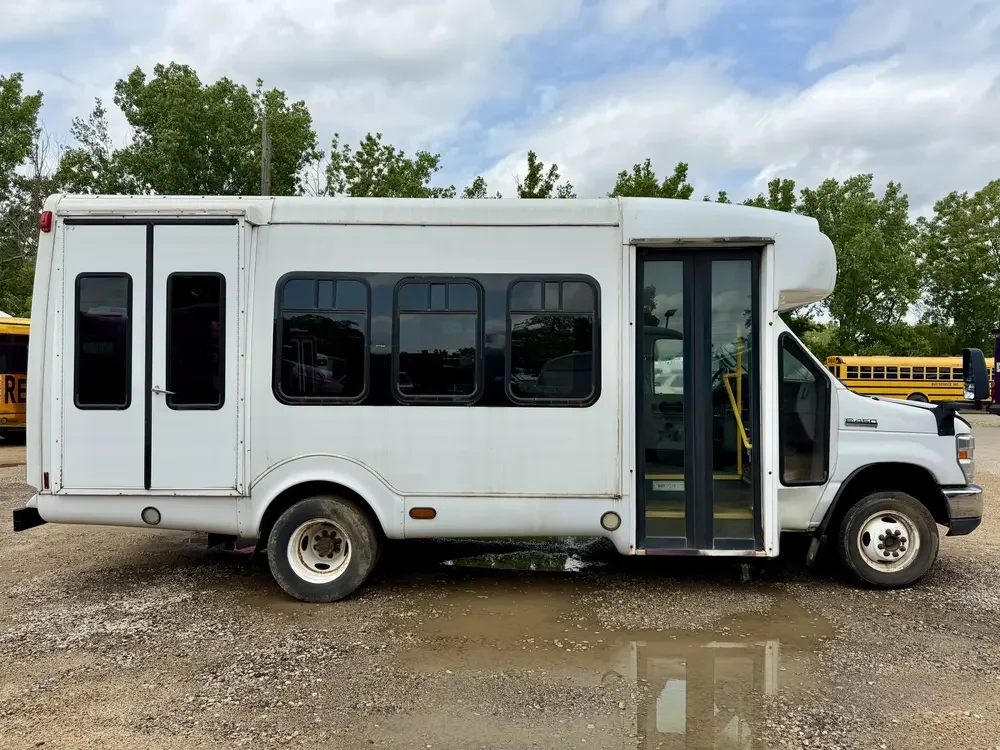 0899 Ford E450 Shuttle Bus For Sale 8.webp