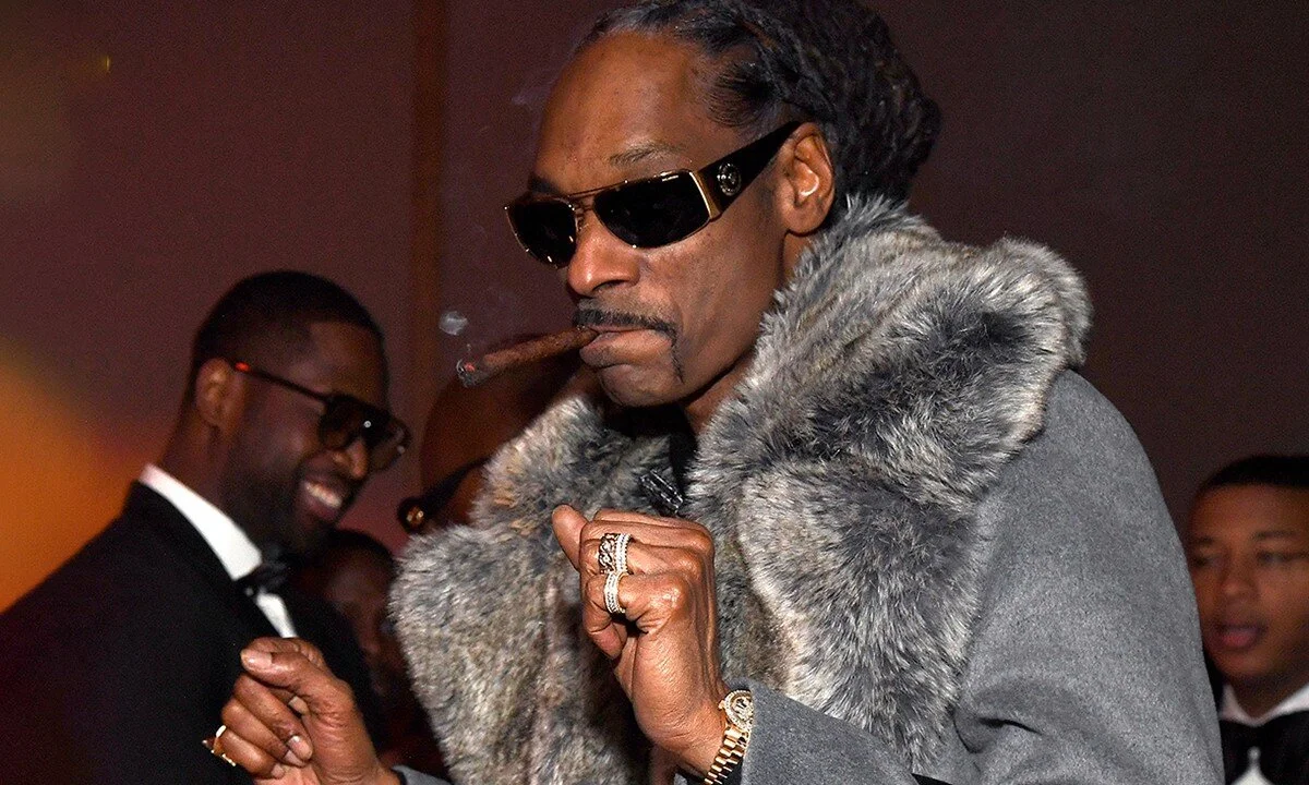 Snoop tokin a nice fat blunt!