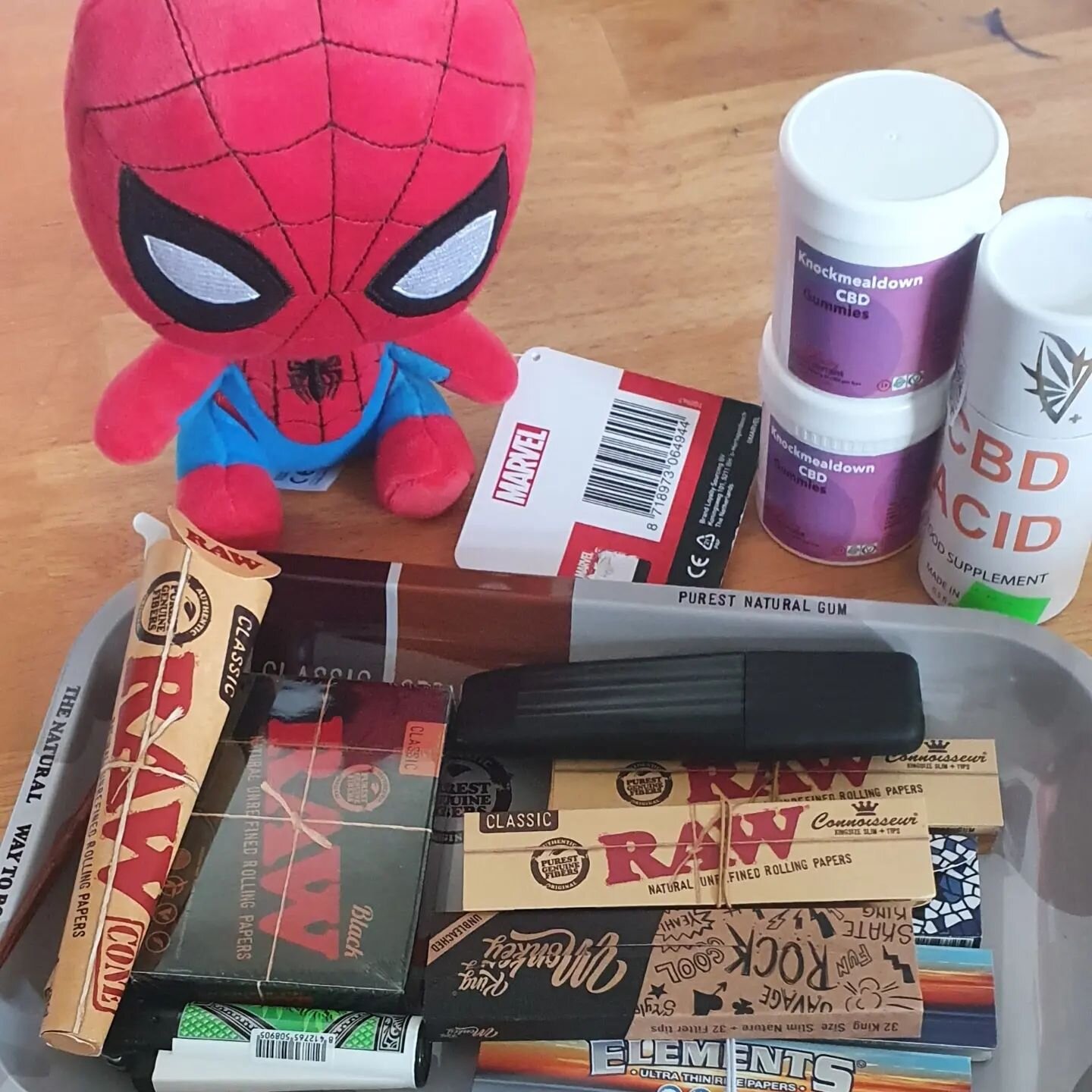 Massive thanks going out to @r420supplies for sending down house warming gifts for me and the family. 
The girls are delighted with their presents and Elijah was happy out with his new little Spiderman. 
The CBD drops and gunmies will help keep herse