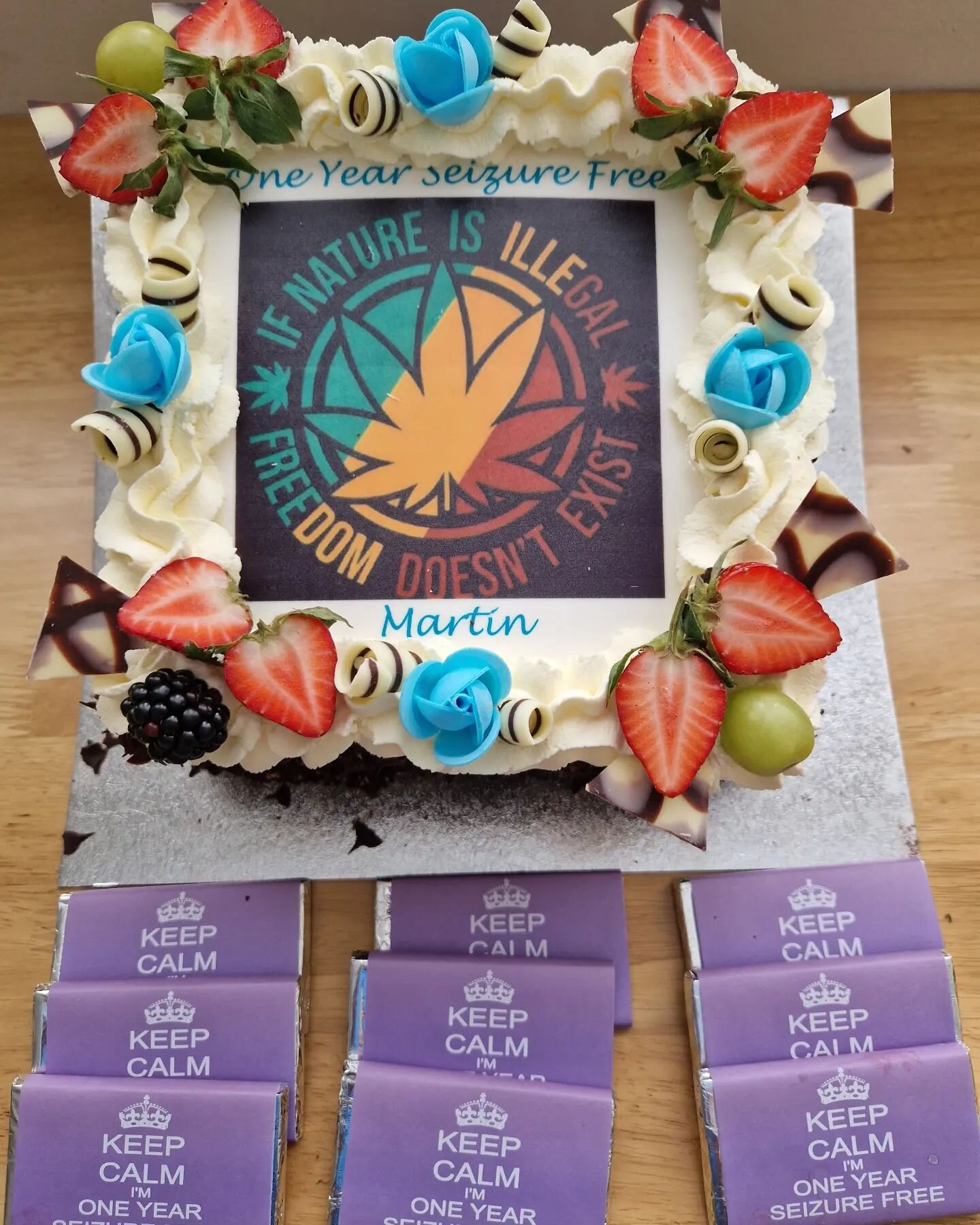 Got a nice surprise today when my fiance surprised me with this cake to celebrate being 1 year seizure free, all thanks to illegally medicating with Cannabis. Let's hope by year 2 it will no longer be illegal for me and many others who use cannabis a