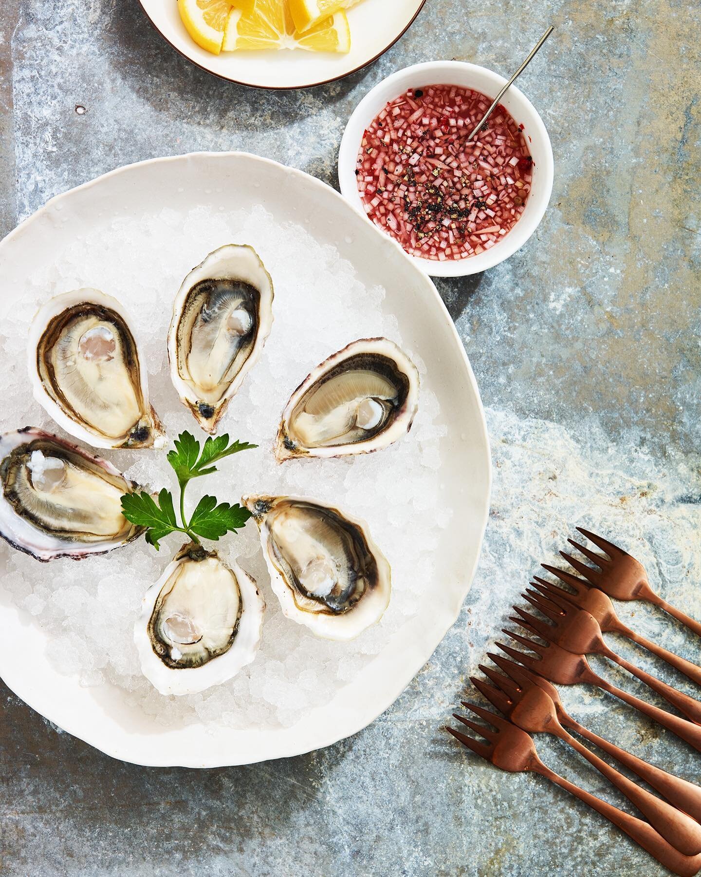 Freshly shucked oysters with some lemon and mignonette, hard to beat this classic pairing! This is what we serve at all markets and catered events, what&rsquo;s your go to accoutrement for oysters? 
::::
Schedule for this week below, come find us! 🦞