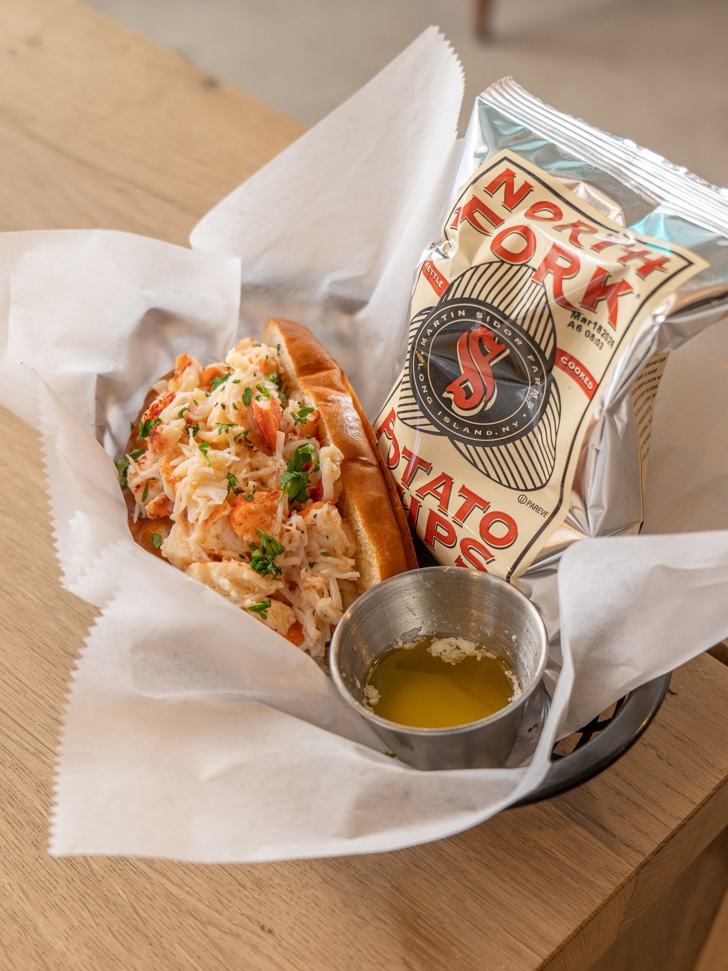 A hot Maine lobster roll with a drizzle of melted butter 🧈 to warm you up this winter! 🦞🦪 Only available in our Woodstock location, see you there! 

#lobsterroll #woodstock #seafood