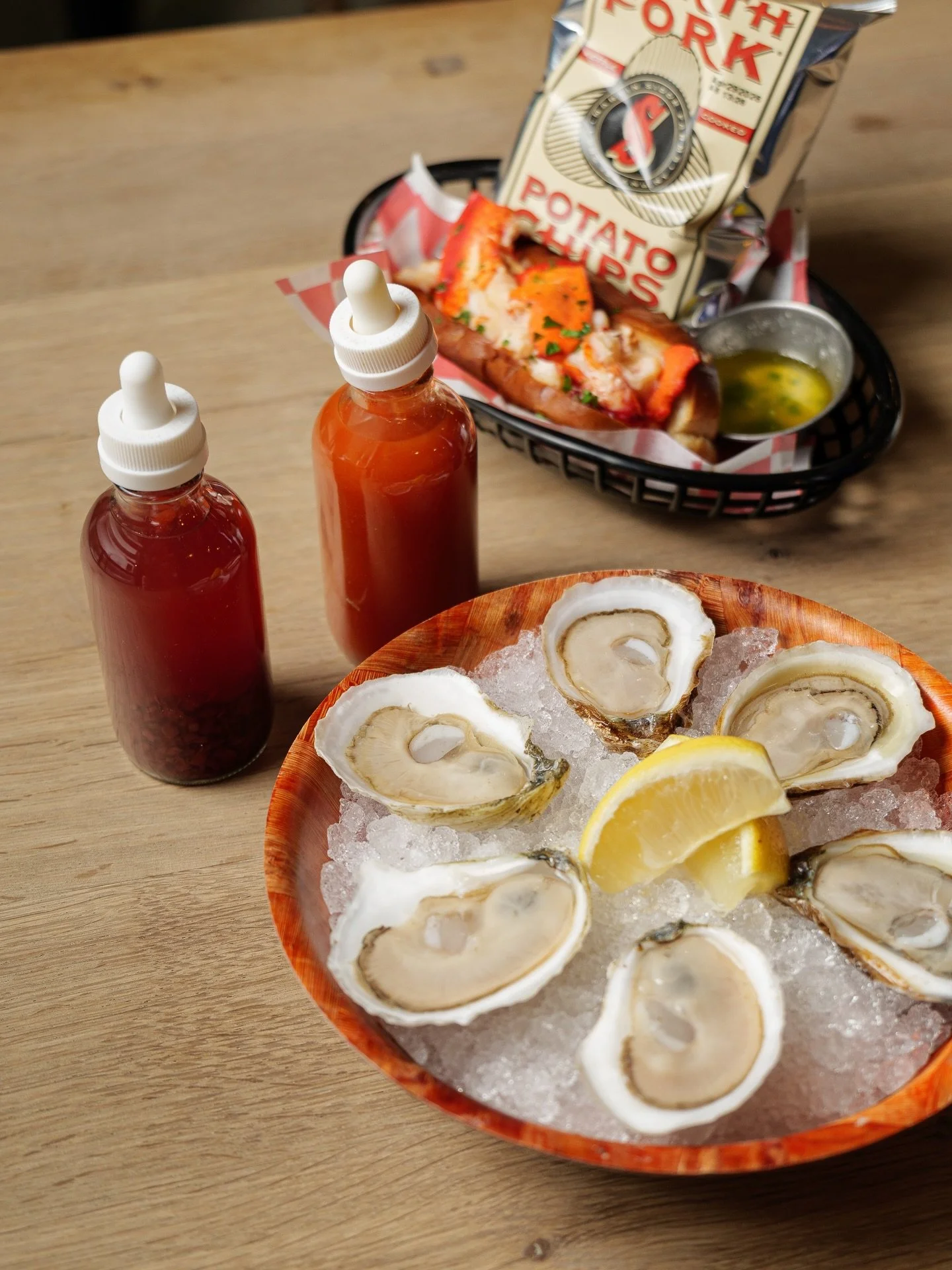 When you&rsquo;re with us, you never have to chose. Split the oysters&hellip;or don&rsquo;t. Get your own lobster roll your way, hot or cold. 🦪🦞👀 

📍1802B NY-28
Woodstock, NY 12498