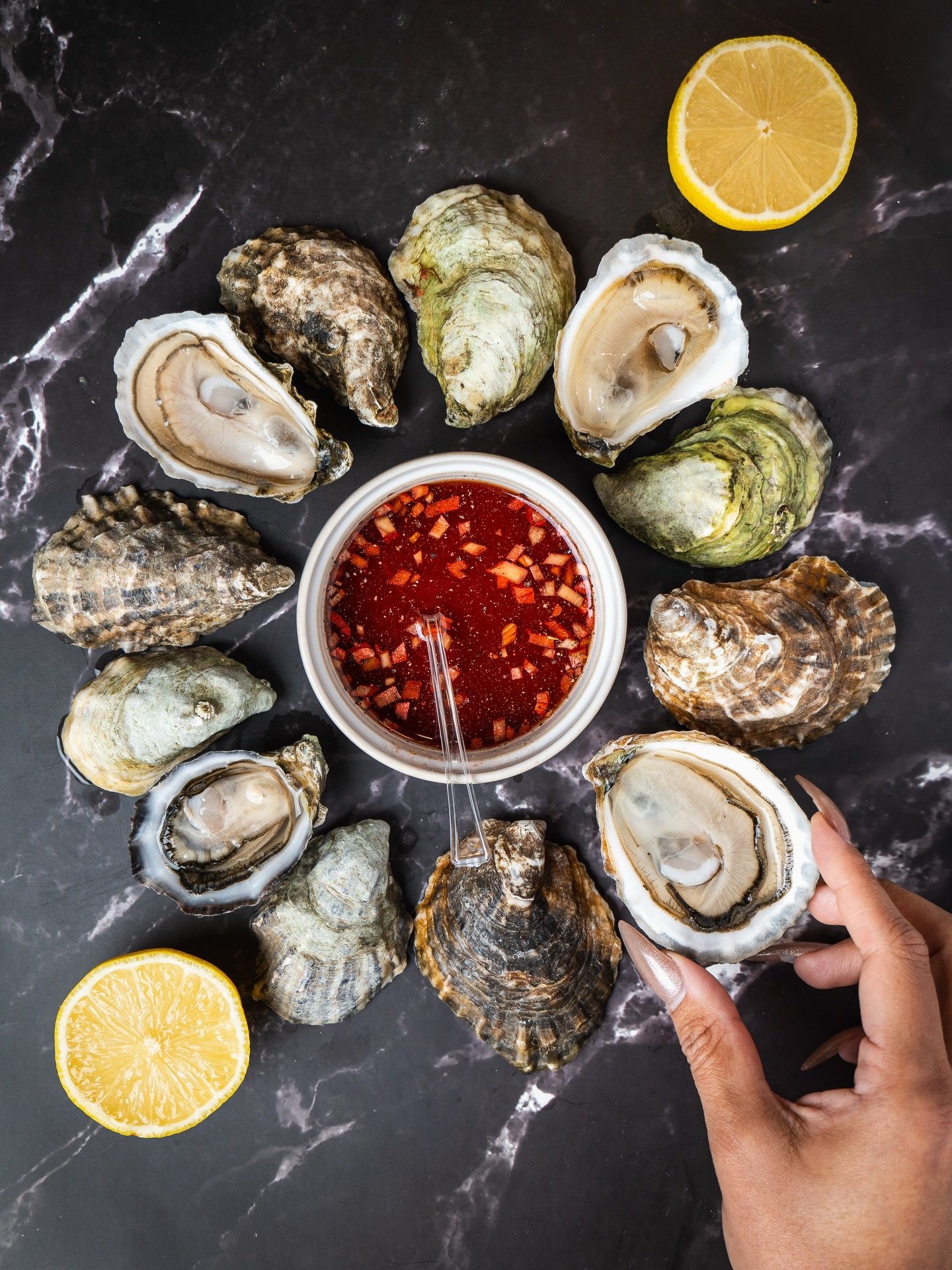 🦪 You&rsquo;ve got a freshly shucked oyster in hand&hellip; 🍋 Do you go with lemon or mignonette?