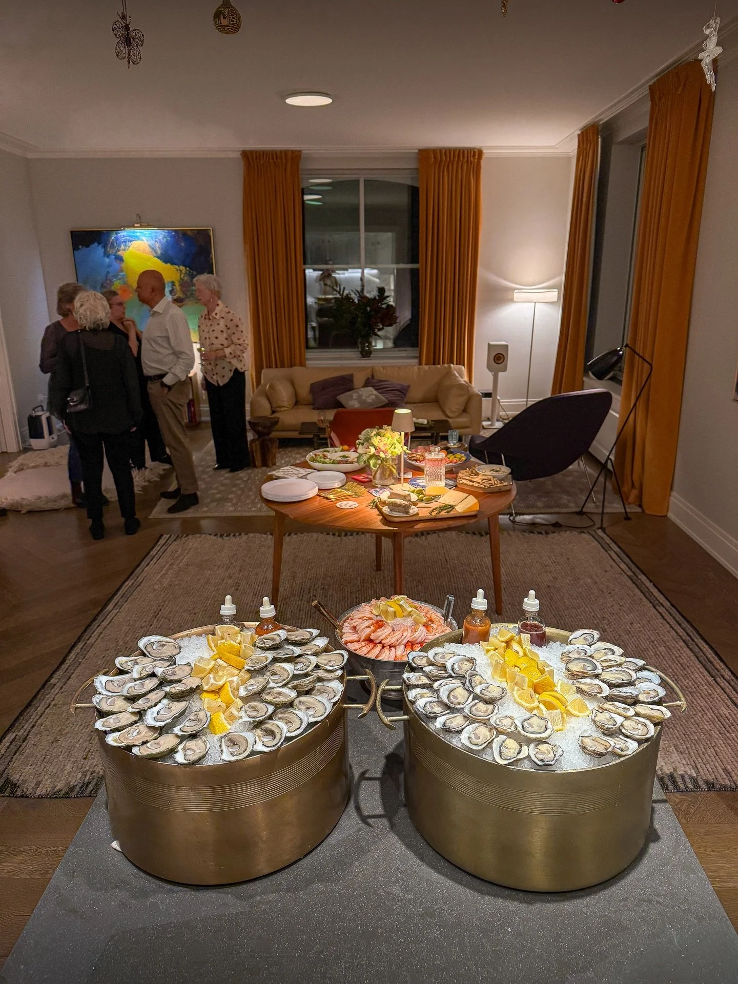 ✨ Turn your next intimate event into bi-coastal oyster tasting with a custom raw bar featuring east and west coast oysters. 🦪 

#catering #nyc #eventplanner