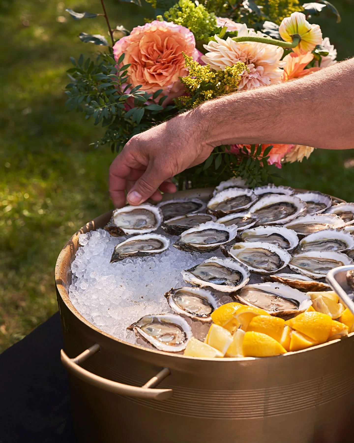 ☀️ Not just a party, but a Summer moment curated to perfection. 🦪🥂 More information in our link in bio. 🔗 #catering #eventplanner