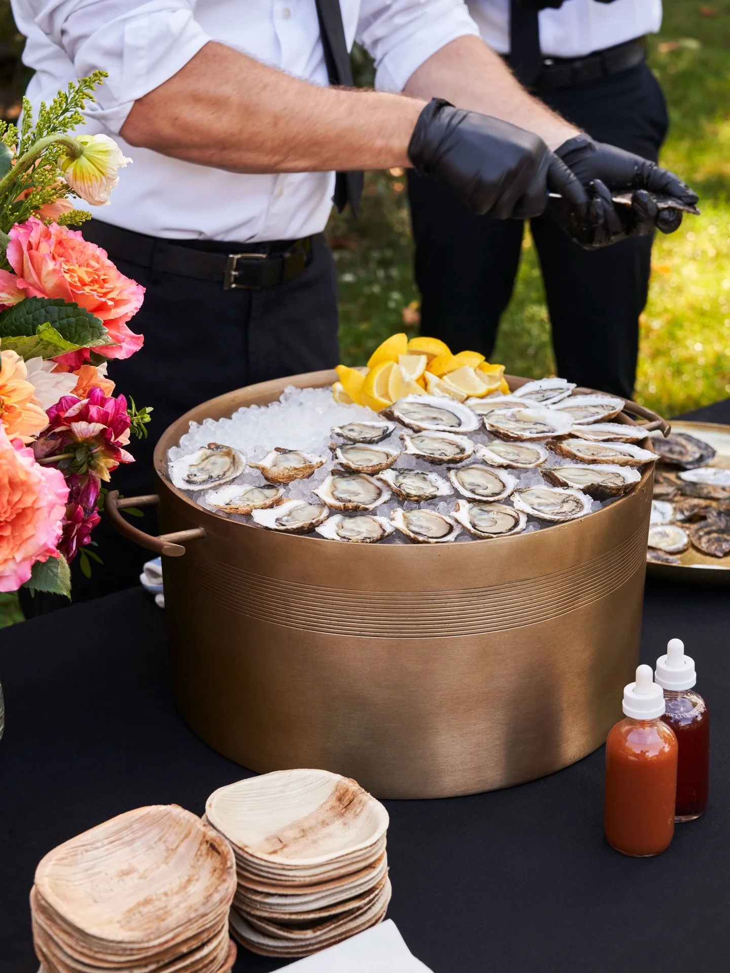 🦪 An outdoor occasion, elevated with a beautifully curated oyster display your guests will love. 🤩 #catering #event