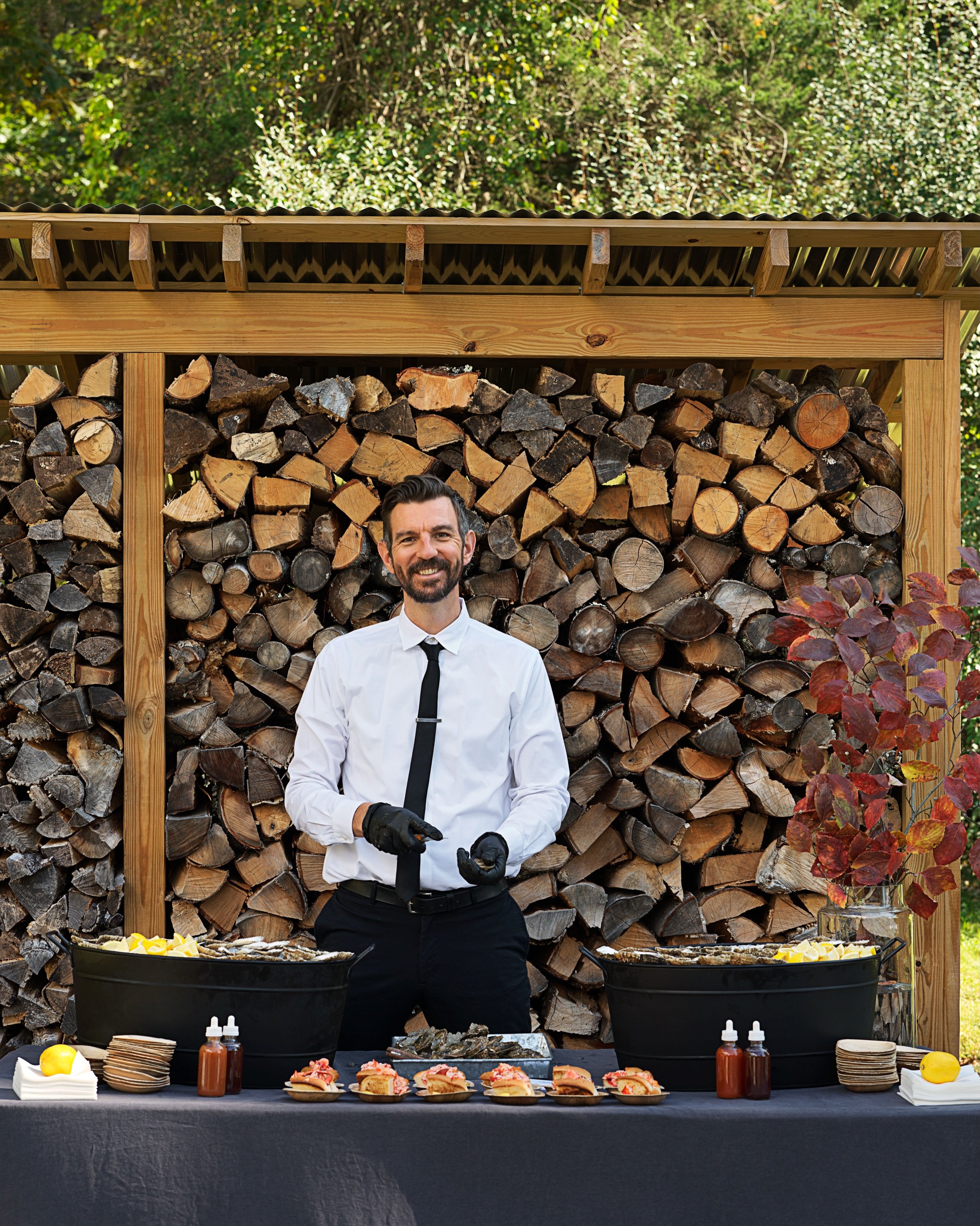 ✨🦪 Outdoor entertaining with a coastal touch filled with fresh oysters and decadent lobster rolls. 🦞✨ #catering #eventplanner