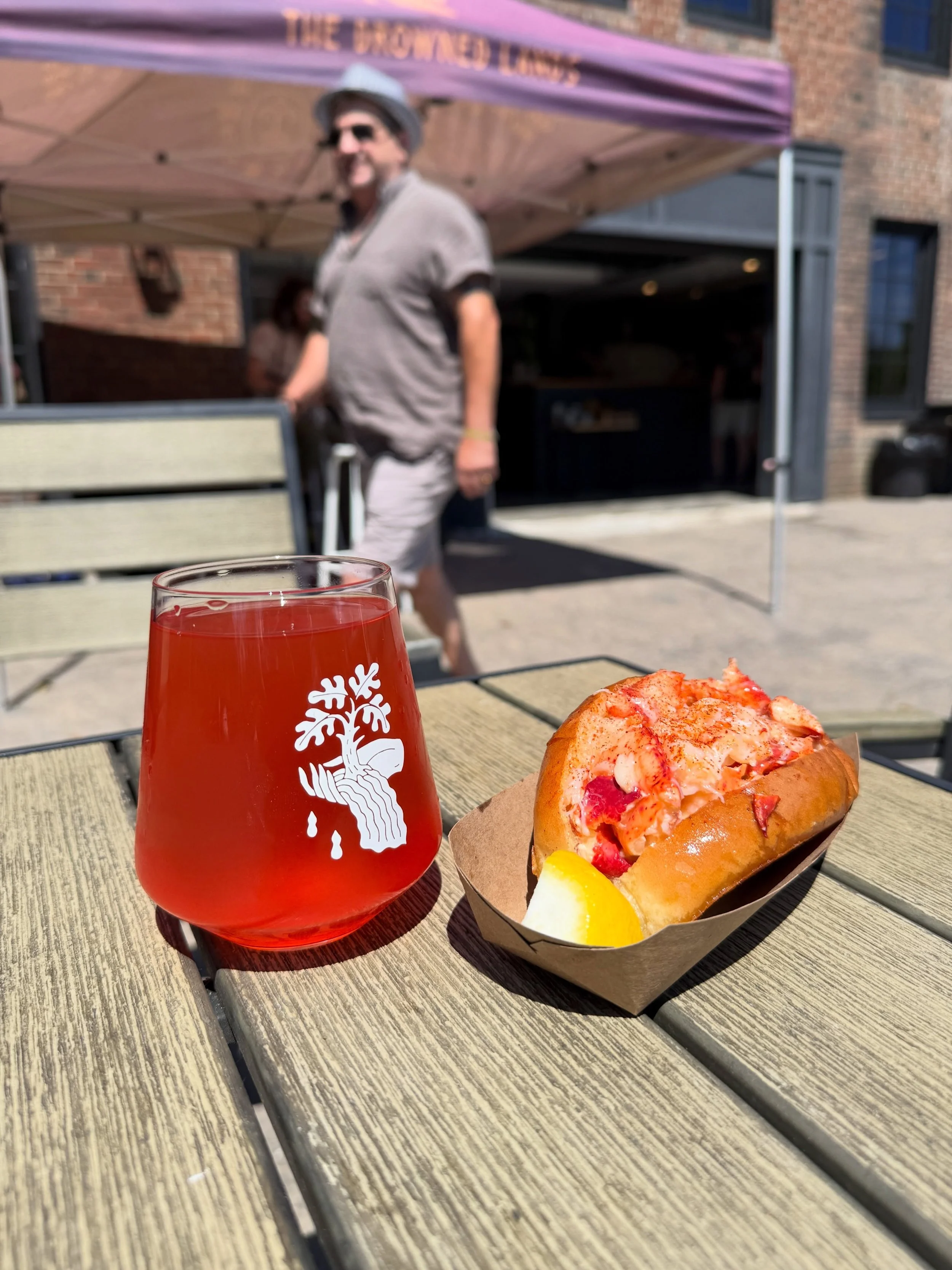 What&rsquo;s better than 🧊 ice cold 🦪 oysters and 🦞 lobster rolls with a crisp beverage to match! 🍻🍷 Check our Memorial Day weekend pop up schedule to visit!