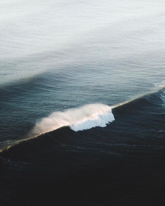 Vague d'océan en pleine formation, vue aérienne.