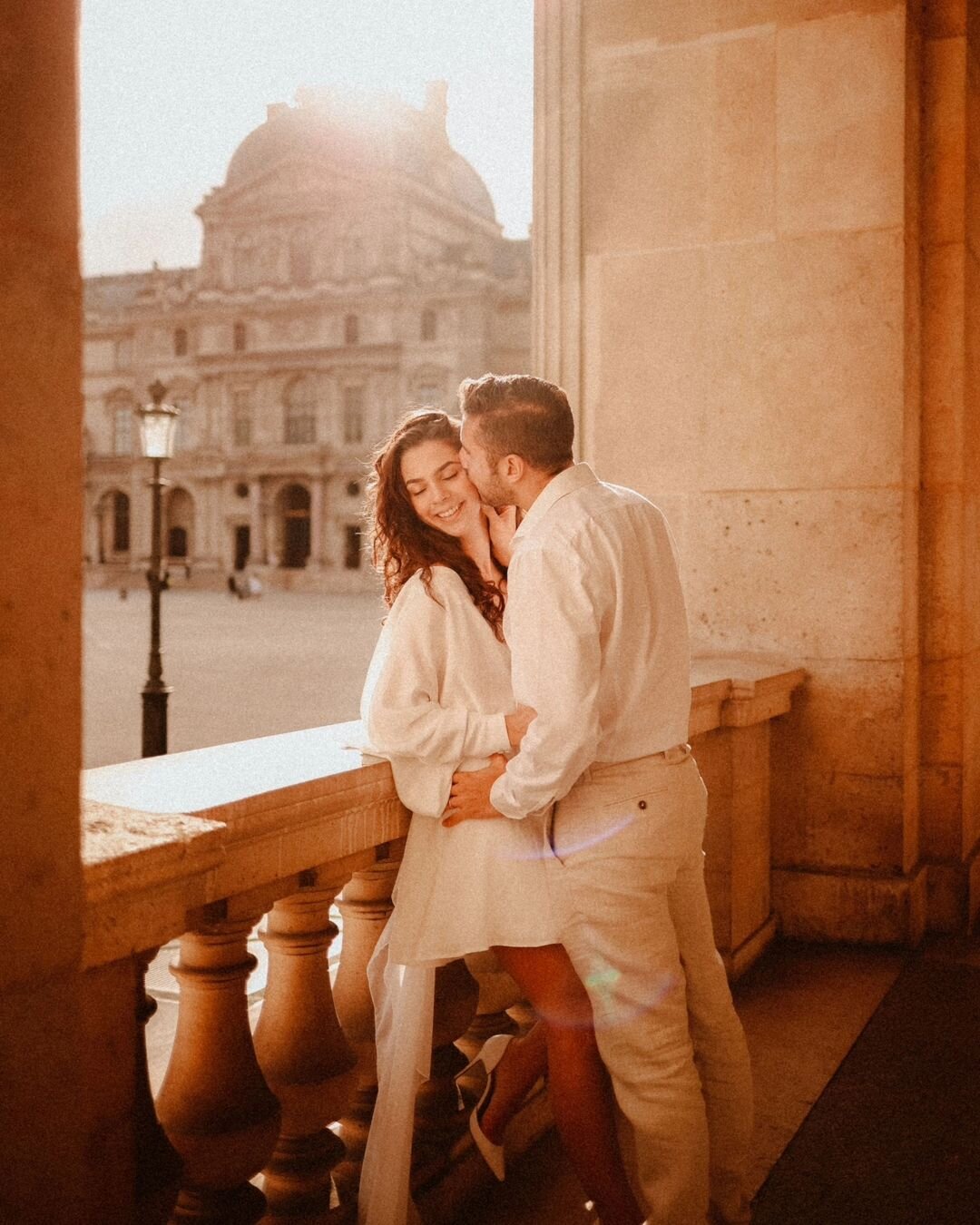 Ce weekend je retrouve Paris, que j'appr&eacute;cie beaucoup en ce moment ! Il nous par contre un &eacute;l&eacute;ment indispensable ☀️

_

#weddingphotographer #frenchweddingphotographer #lovers #loveauthentic #intimateweddingphotographer #elopment