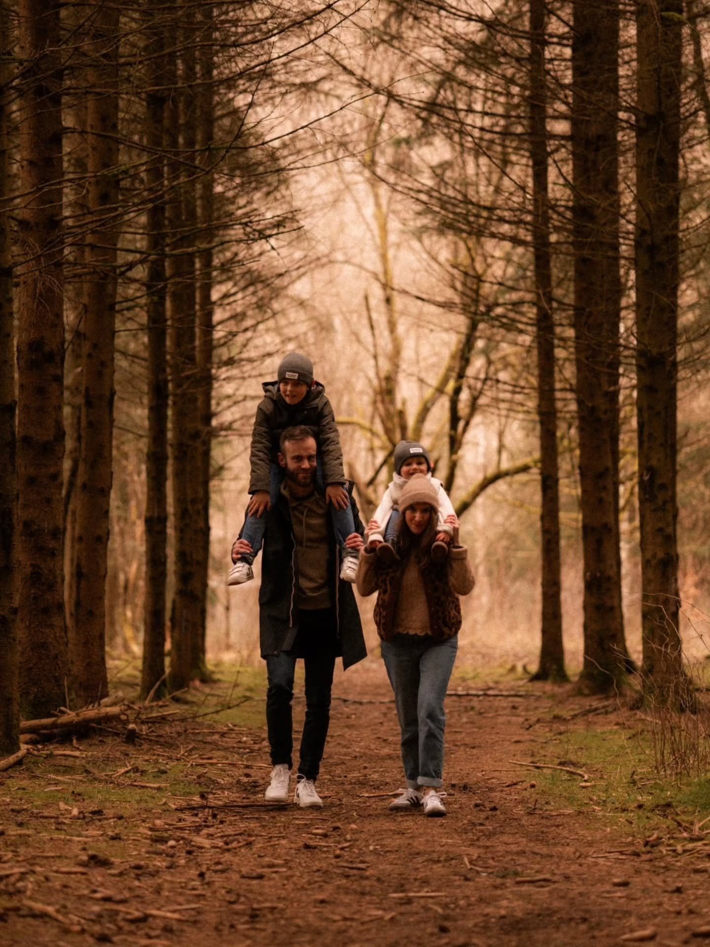 Profitez des couleurs d'automne pour cr&eacute;er des souvenirs en famille 🔥

📷 Infos et r&eacute;servations 
www.morganegreen.com

Photographe famille | Photographe maternit&eacute; | Photographe grossesse | Photographe de mariage | Moments en fam