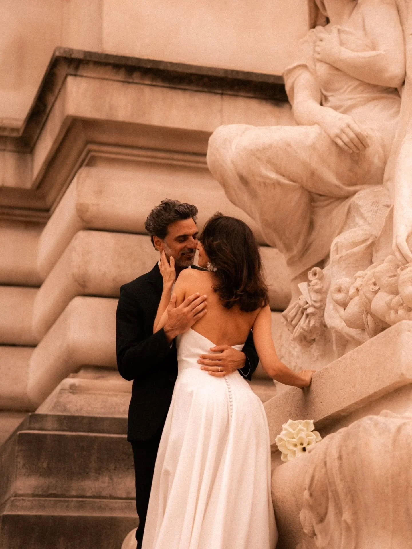 L'&eacute;l&eacute;gance parisienne ❤️

Paris, une ville unique, une architecture embl&eacute;matique, des passages discrets, des avenues bond&eacute;es, autant de possibilit&eacute;s pour choisir le lieu qui vous parle !

📷 Infos et r&eacute;servat