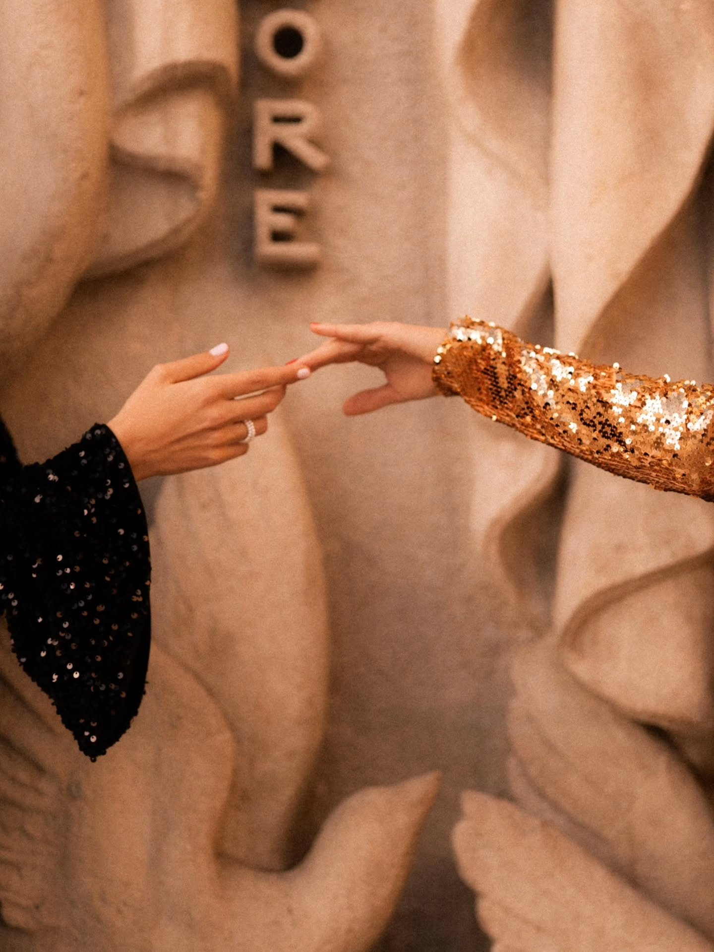 P&eacute;tiller et s'aimer ✨

_

GLITTER @shootingstangerine 
by @melody_barabe

Wedding planner @anna_p_mariage
Models @sarahguerre @edenlng
Mua @grtmaemua
Jewels @paviotcreateur
Content creator @tayolab.fr @weddingsbestie 

📷 Infos et r&eacute;ser