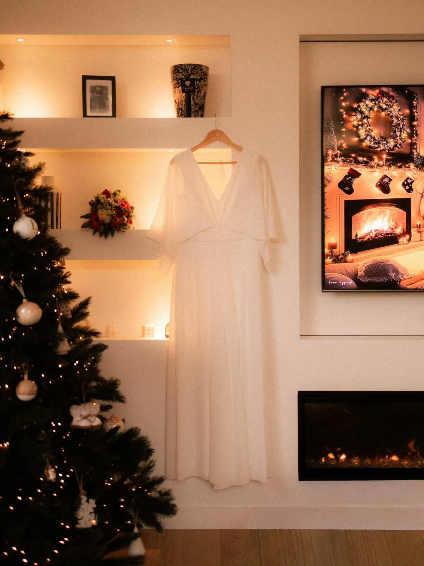 Mariage d'hiver ou comment terminer l'ann&eacute;e en beaut&eacute; ✨

| Combi @le_boudoir_de_la_mariee_ 
| Mise en beaut&eacute; @enzolecoiffeurevents 

📷 Infos et r&eacute;servations 
www.morganegreen.com

Photographe couple | S&eacute;ance engage