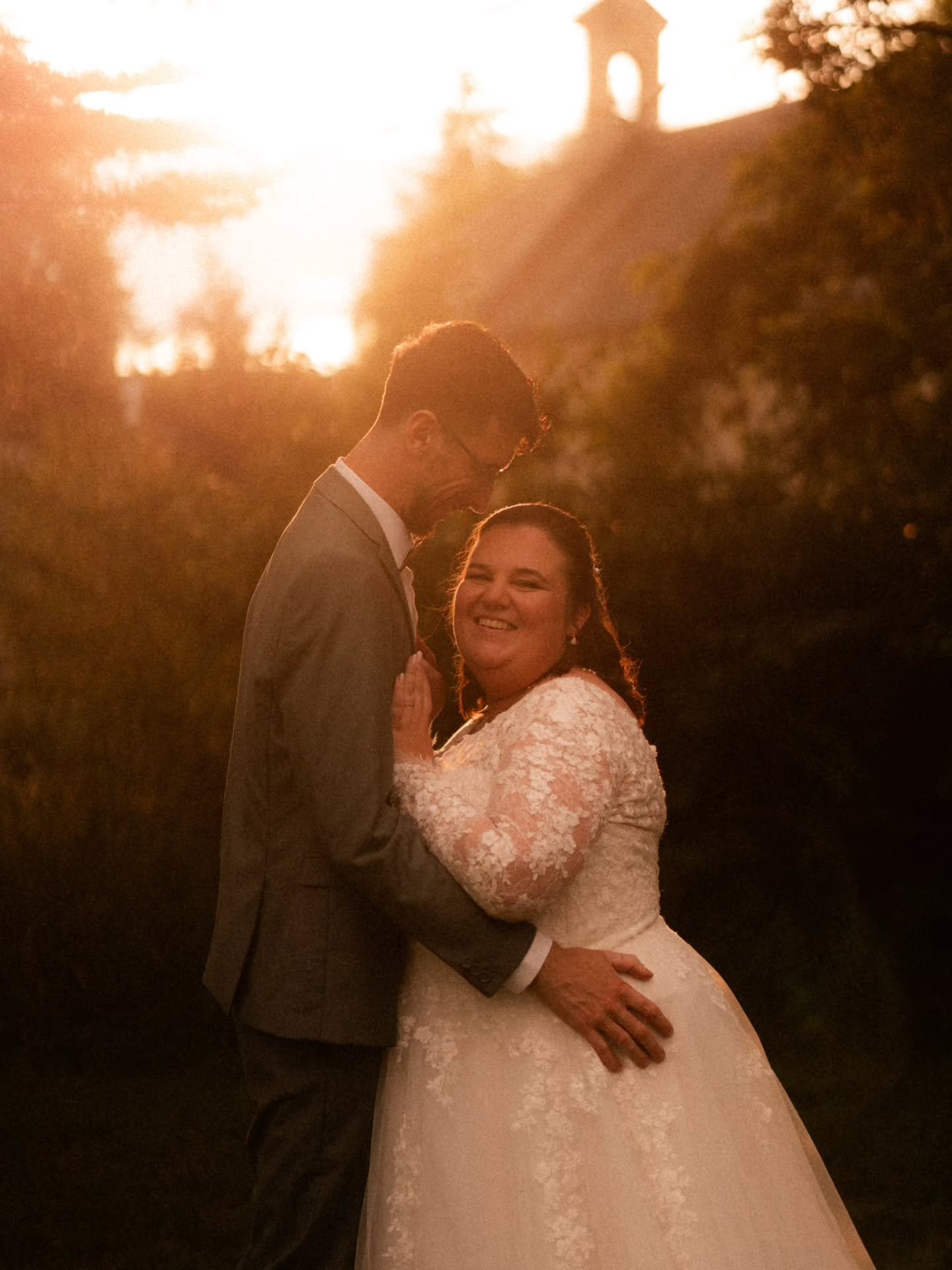 Le dernier rayon de soleil de la journ&eacute;e pour sublimer leur sourire ☀️

| Lieu @chateaudeluzieres 
| Seconde @_emilymaggio 

📷 Infos et r&eacute;servations 
www.morganegreen.com

Photographe couple | S&eacute;ance engagement | Photographe Par