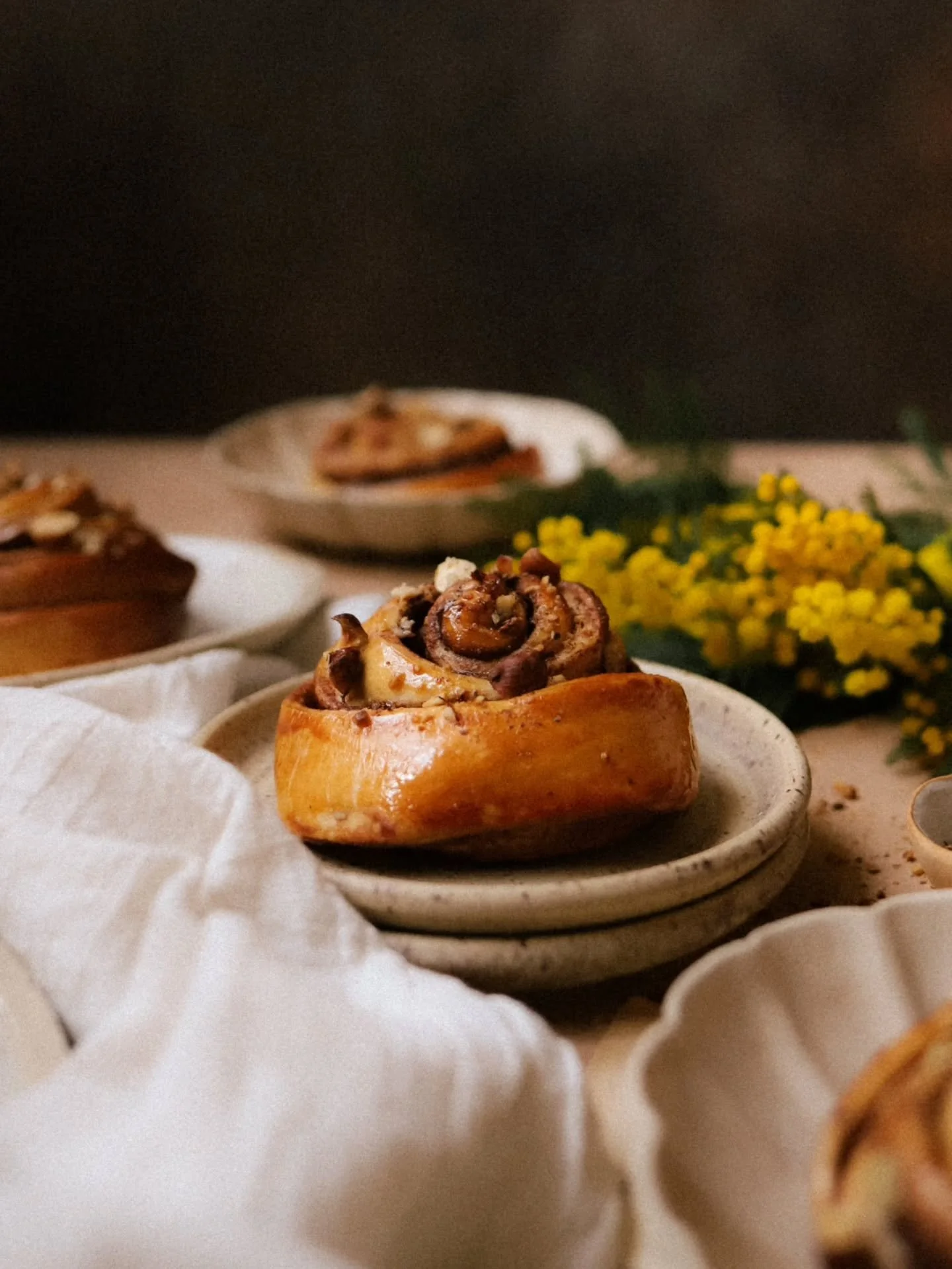 La table de petit d&eacute;jeuner que j'aurai aim&eacute; voir ce matin. Accompagn&eacute; d'un bon cha&iuml; latte 👌🏻

📷 Workshop @cajouetmimosa 

Photographie culinaire | Cinnamon roll | workshop culinaire | Photographe Paris | Photographe &Icir