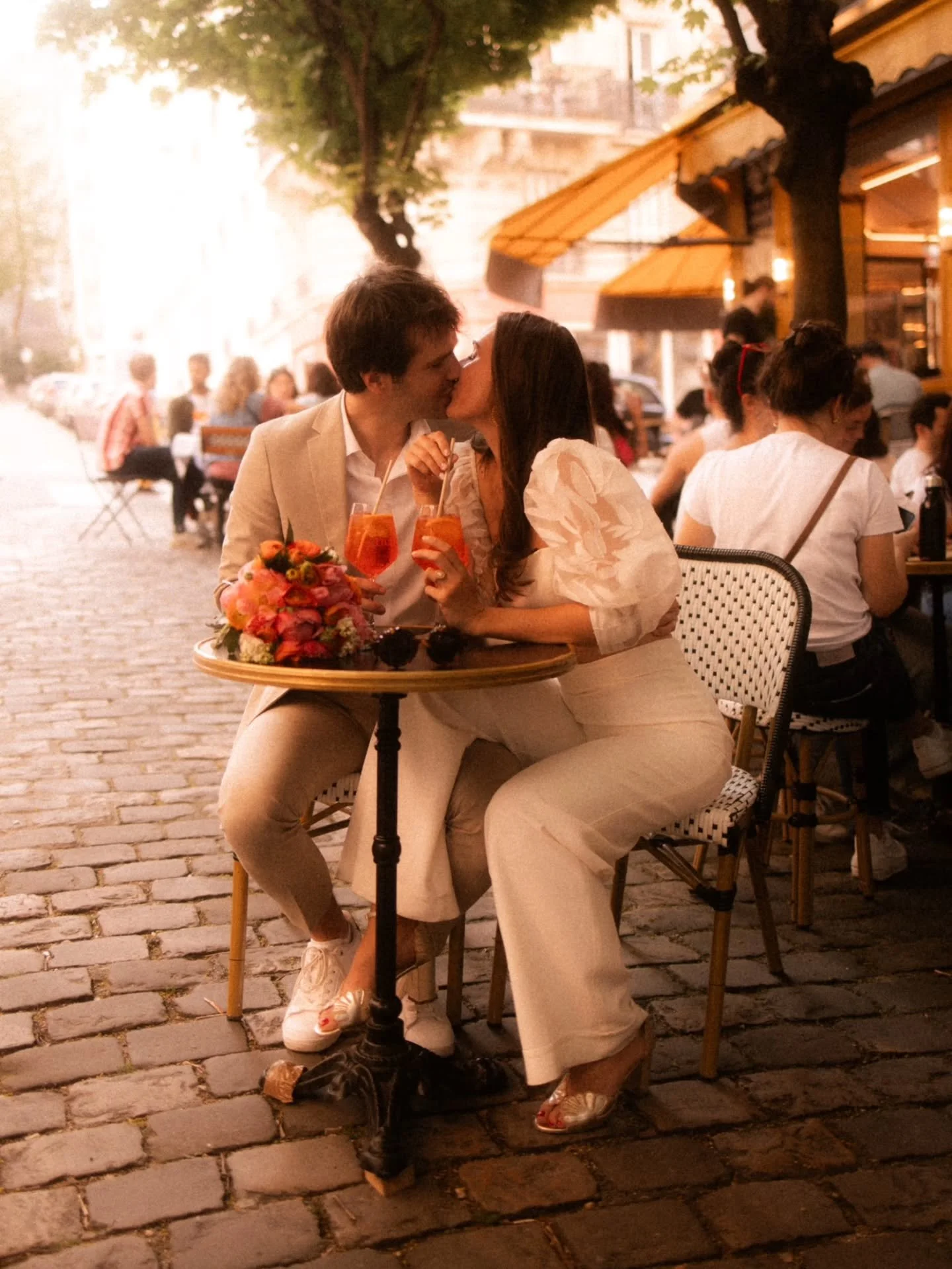 Le retour du soleil &ccedil;a me rappelle ce shooting parisien, fl&acirc;ner, s'aimer, boire des cocktails, profiter d'une douce journ&eacute;e ☀️

Ce jour-l&agrave; j'&eacute;tais avec @avrilphotographe &amp; @jourjvideo. &Ccedil;a fait presque 2 an