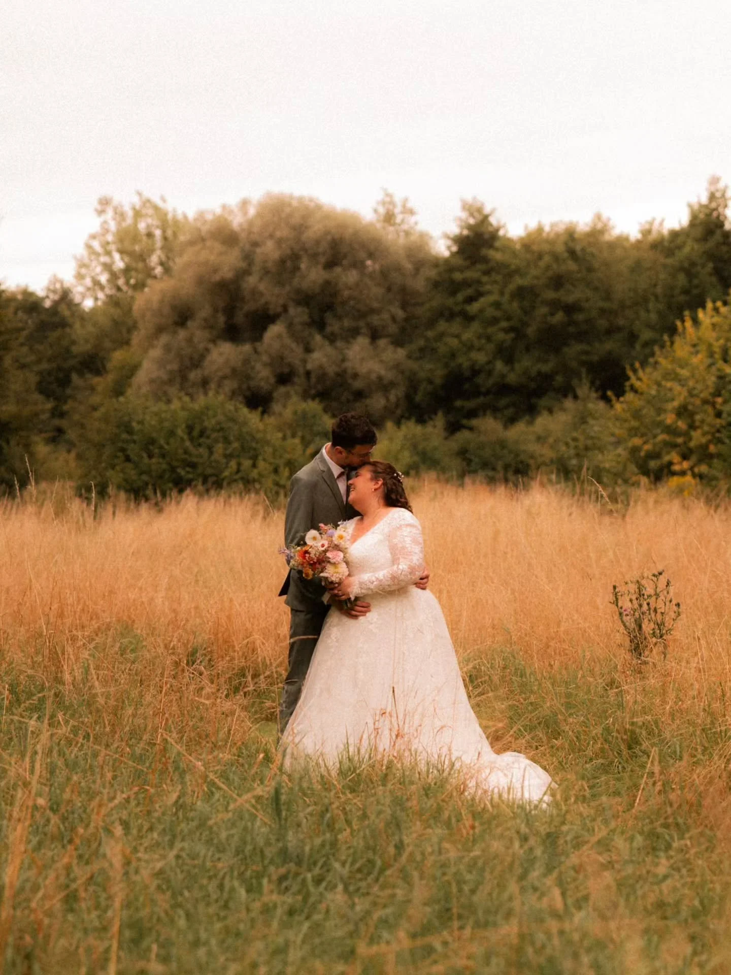 La saison des mariages a commenc&eacute; pour beaucoup. J'ai h&acirc;te qu'on d&eacute;marre ici ! Je suis impatiente de reprendre ce rythme, ces doses d'amour, de guetter chacun instant si &eacute;ph&eacute;m&egrave;re et important ❤️

📷 Infos et r