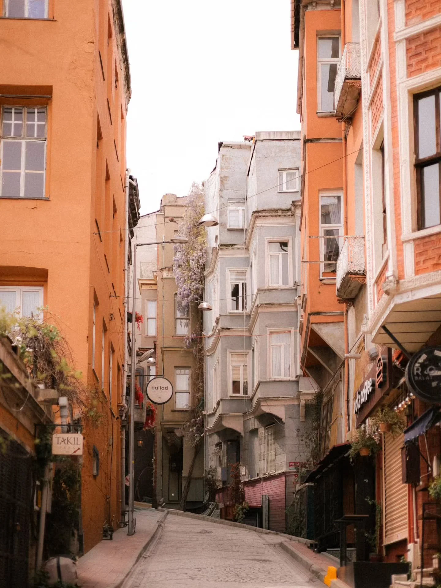 Dans la pellicule des premiers jours de mai ☀️

Istanbul, une ville, deux continents. De la d&eacute;couverte &agrave; chaque coin de rue, des odeurs, des bruits, la lumi&egrave;re de fin de journ&eacute;e qui adoucit la ville.. 

Istanbul | Travel |