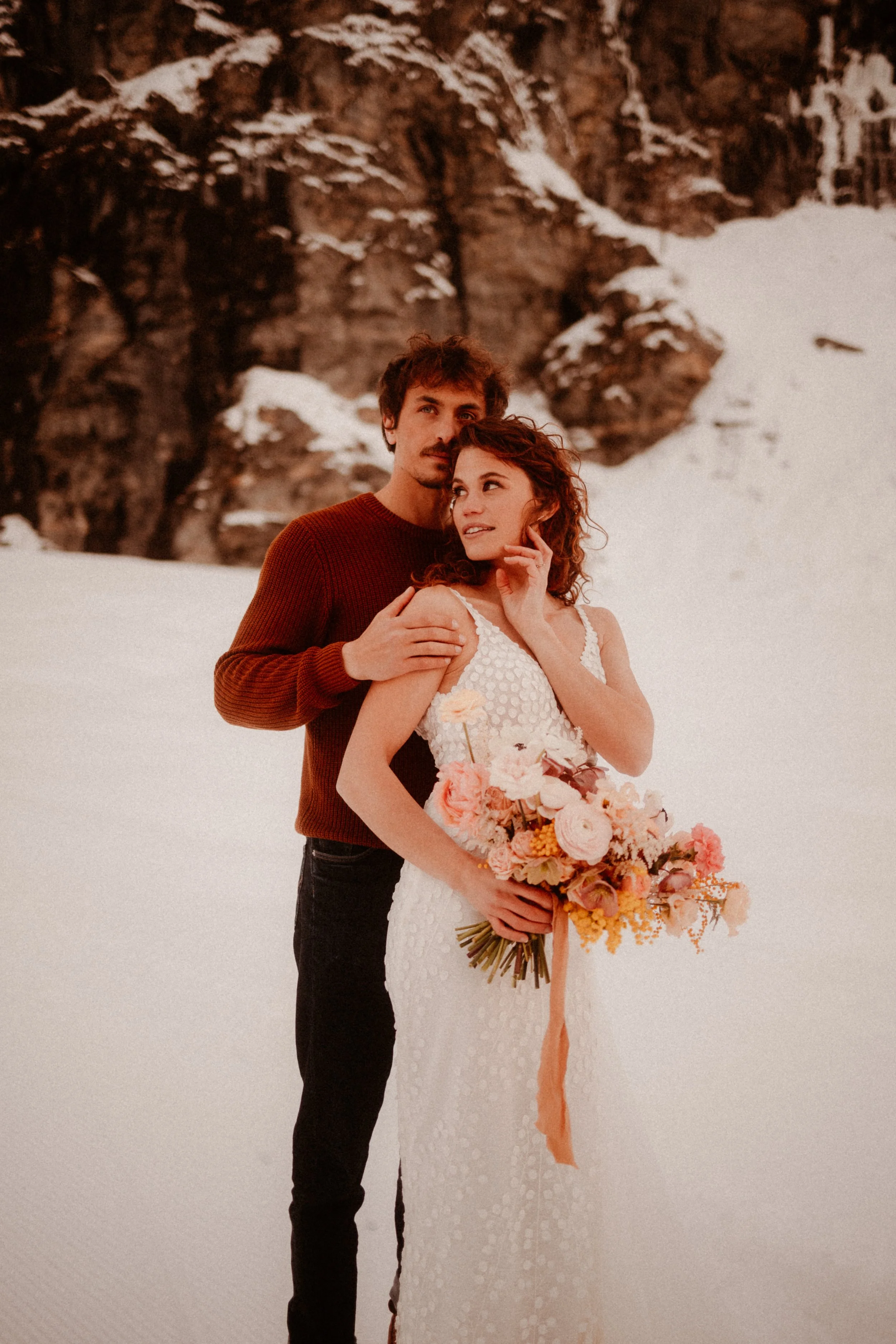 Direction la Suisse pour un elopement au milieu des montages. L'amour partout !
