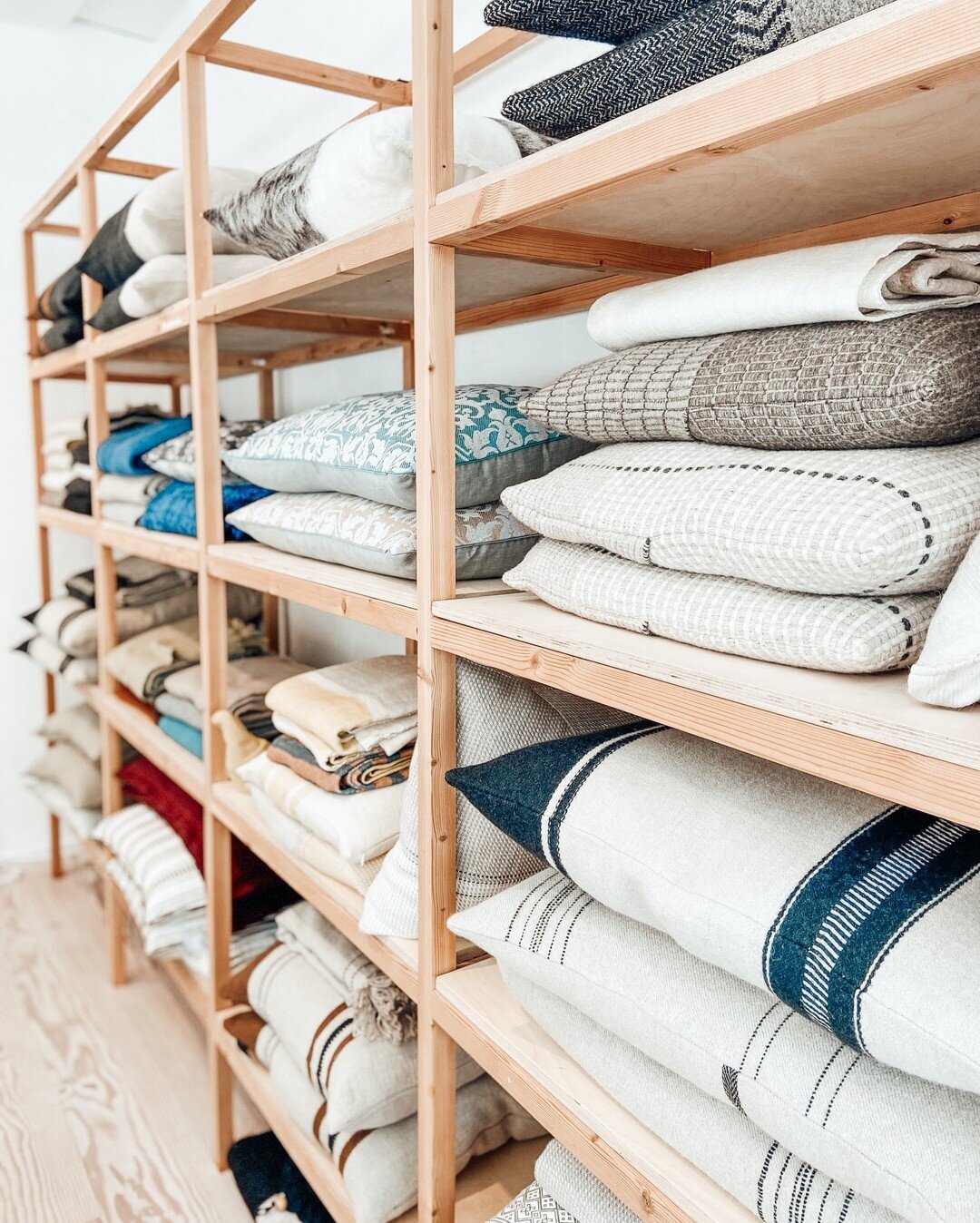 Build Your Bed!⠀⠀⠀⠀⠀⠀⠀⠀⠀
⠀⠀⠀⠀⠀⠀⠀⠀⠀
Here are some fun tips for making a bed you will love to look at AND sleep in:⠀⠀⠀⠀⠀⠀⠀⠀⠀
⠀⠀⠀⠀⠀⠀⠀⠀⠀
1. Opt for standout style with a tailored upholstered bed⠀⠀⠀⠀⠀⠀⠀⠀⠀
⠀⠀⠀⠀⠀⠀⠀⠀⠀
2. Pamper yourself with high-quality duv