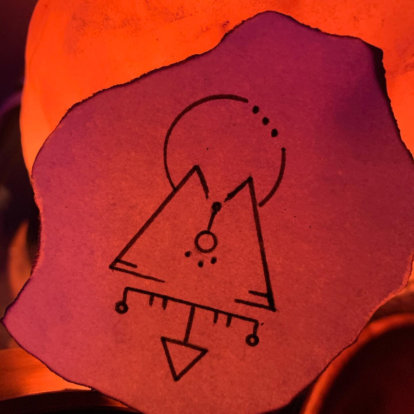Channeled this sacred soul symbol for Judy while inside #harmonicegg ✨💗✨ truly magical #portal ❤️#mountainenergy #doublepeak #doublepyramid #pyramidportal #pyramidportal #mirrorreflection #sacremoon #mooncompletion #infinatemoon #sacredcircuitry #an