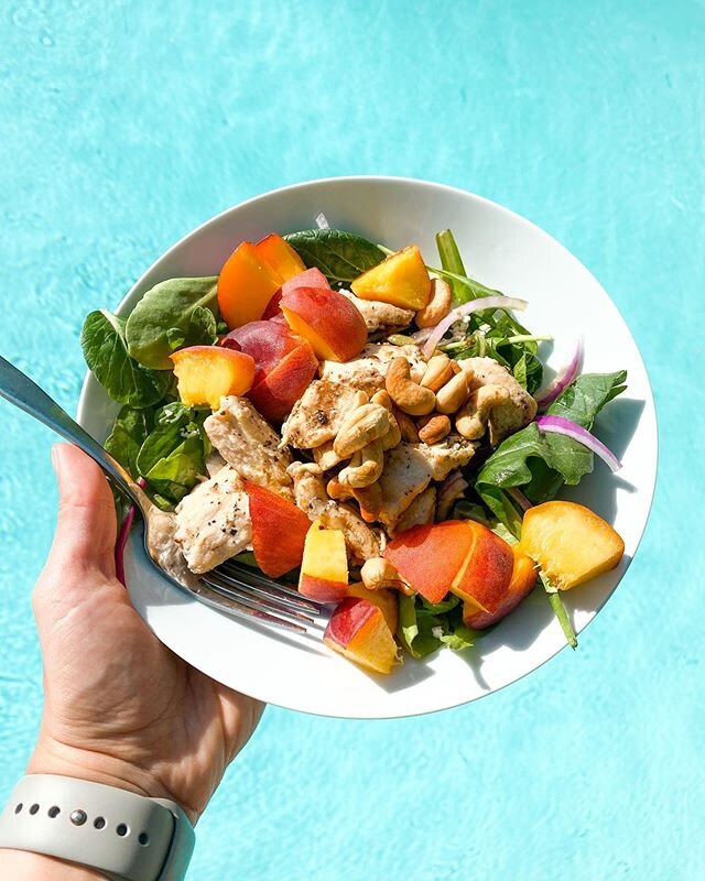 Another simple summer salad and this one is just peachy 🍑 get your greens (I went with spinach), some red onions, grill chicken on the stove (from @imperfectfoods), roast some cashews in avo oil on the stove, chop up some fresh juicy peaches, and dr