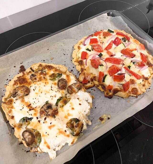 Let me do free laundry and I will provide pizza made with love and #GlutenFree crust! We got this @simplemills crust mix which was so easy and fun to make and came out SO well (although I think I made them a lil too thicc on the edges). This crust he