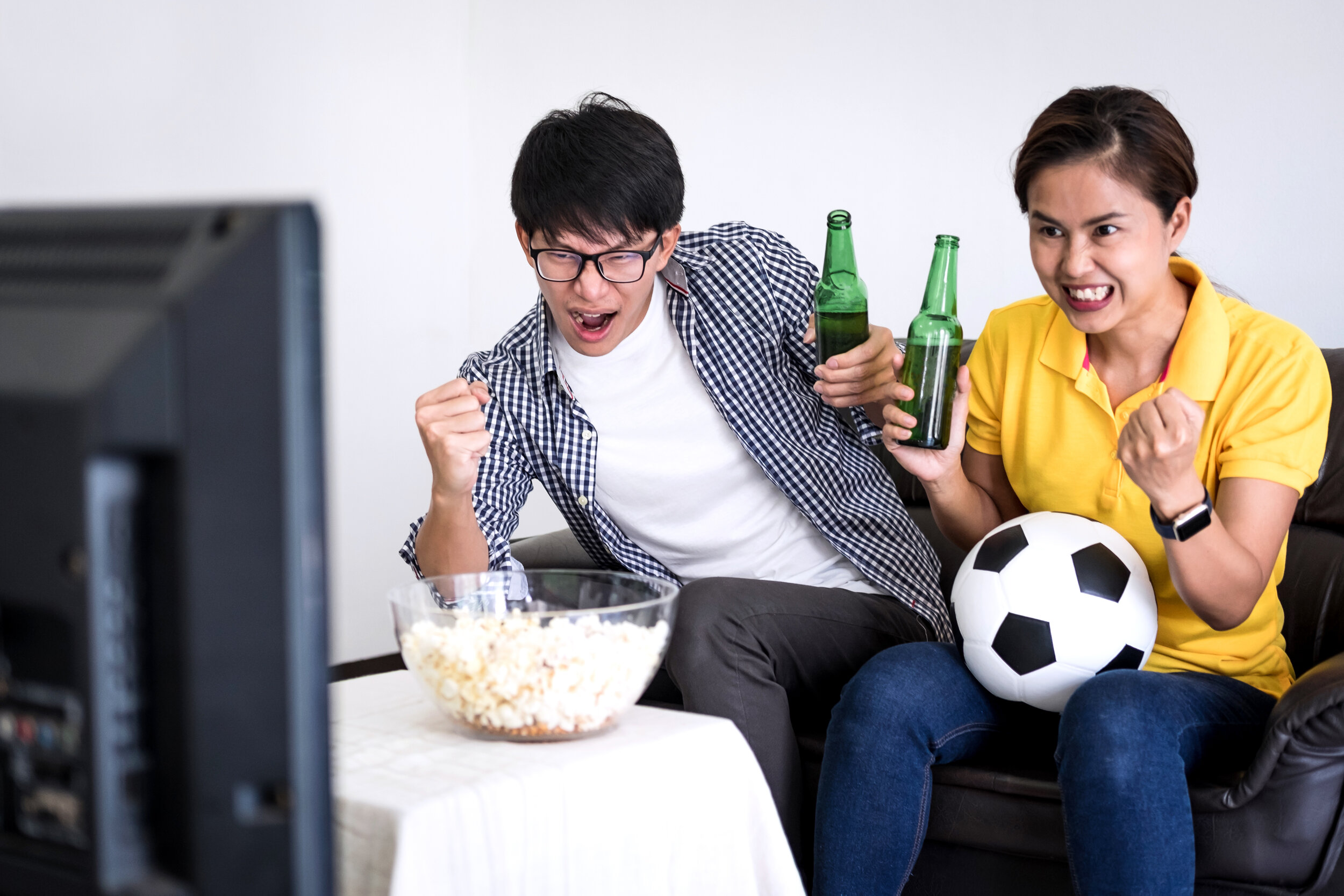 Звезды смотрят футбол. Парень с девушкой смотрят футбол. Мужчина и женщина смотрят футбол. Футбол по телеку девушки и пиво. Женщина смотрит футбол по телевизору.